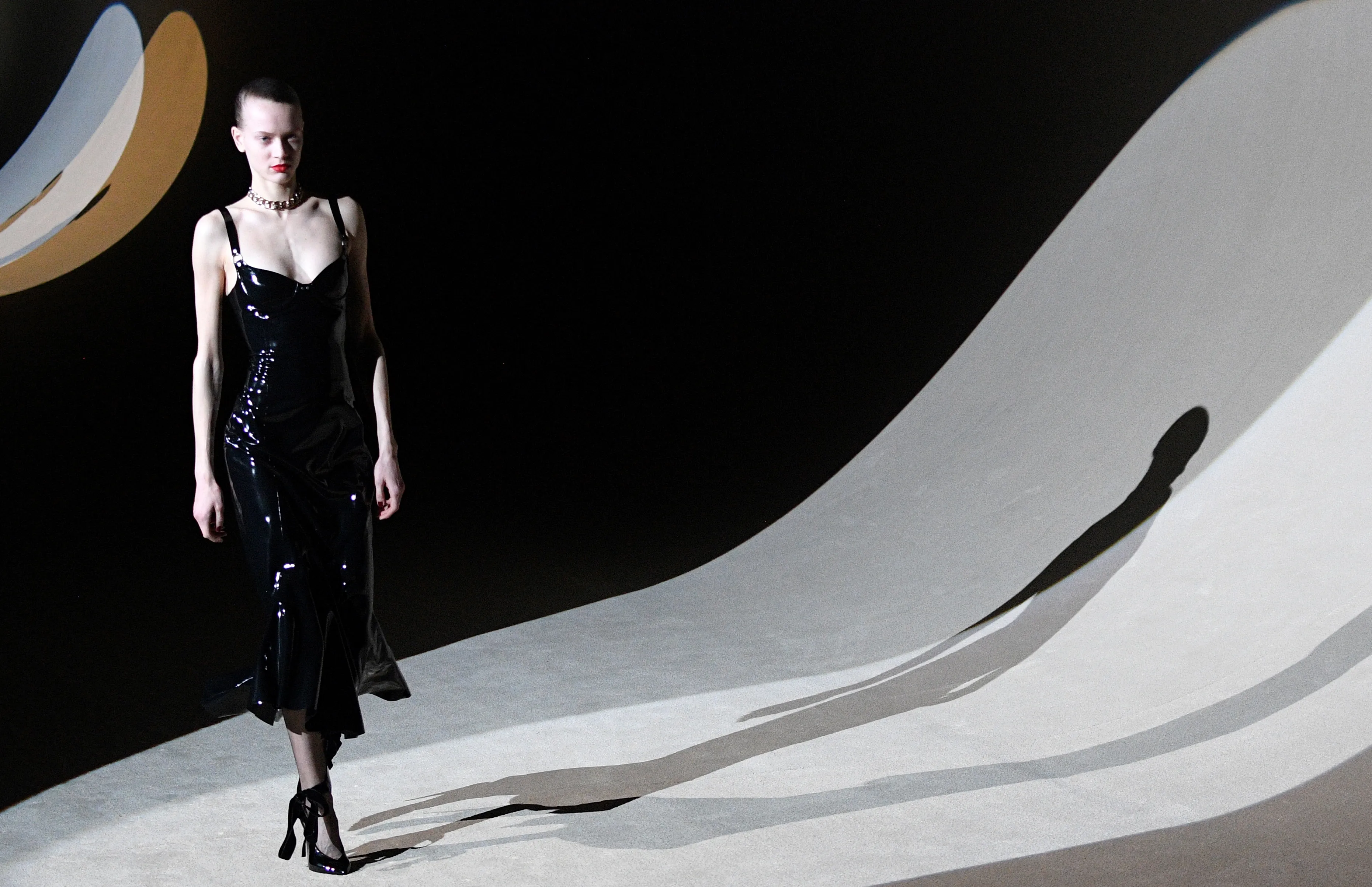 Fashion Week : le latex fait sensation au défilé Yves Saint Laurent - Par Jennifer Buisset. Photos : Belga