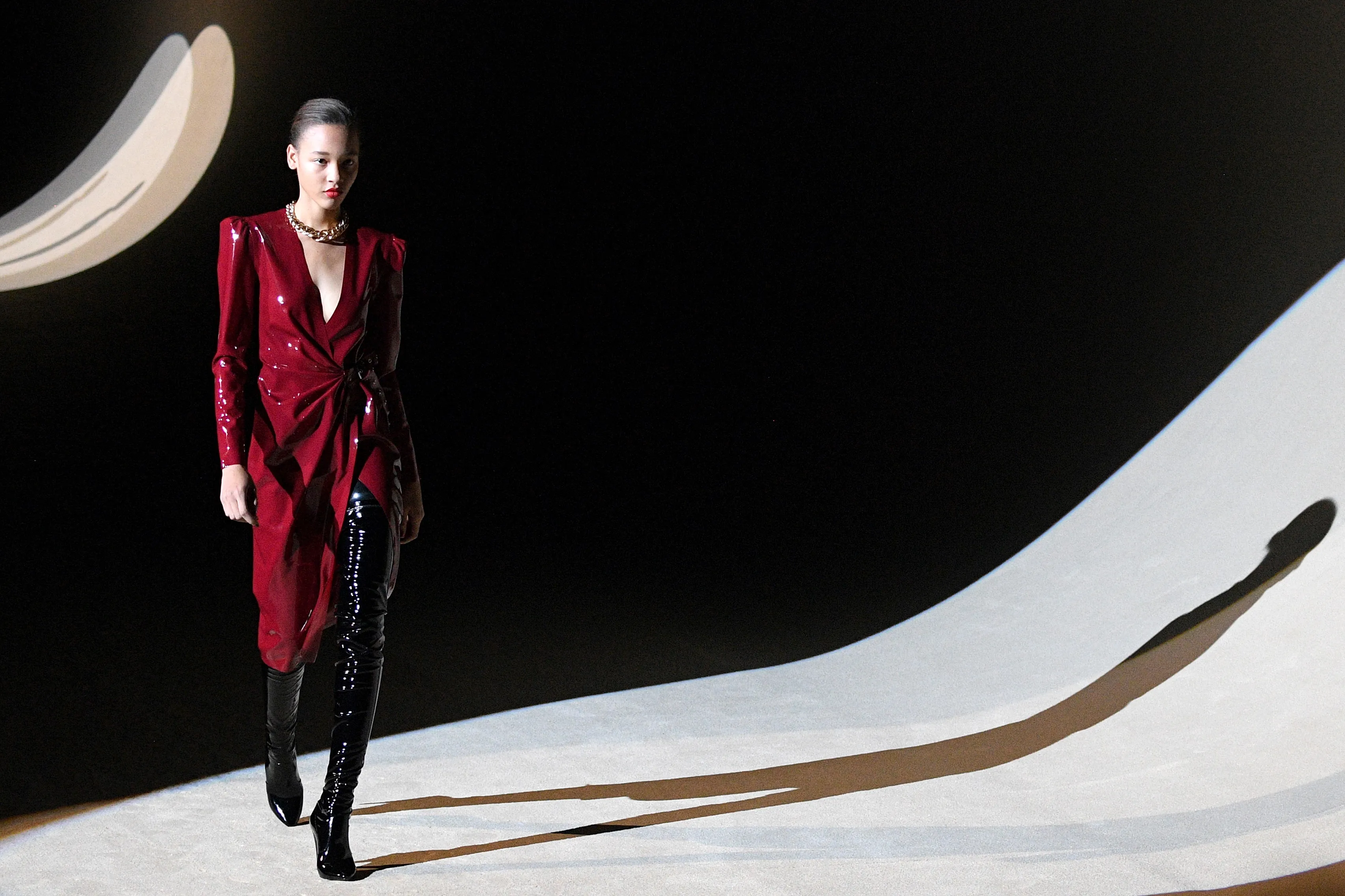 Fashion Week : le latex fait sensation au défilé Yves Saint Laurent - Par Jennifer Buisset. Photos : Belga