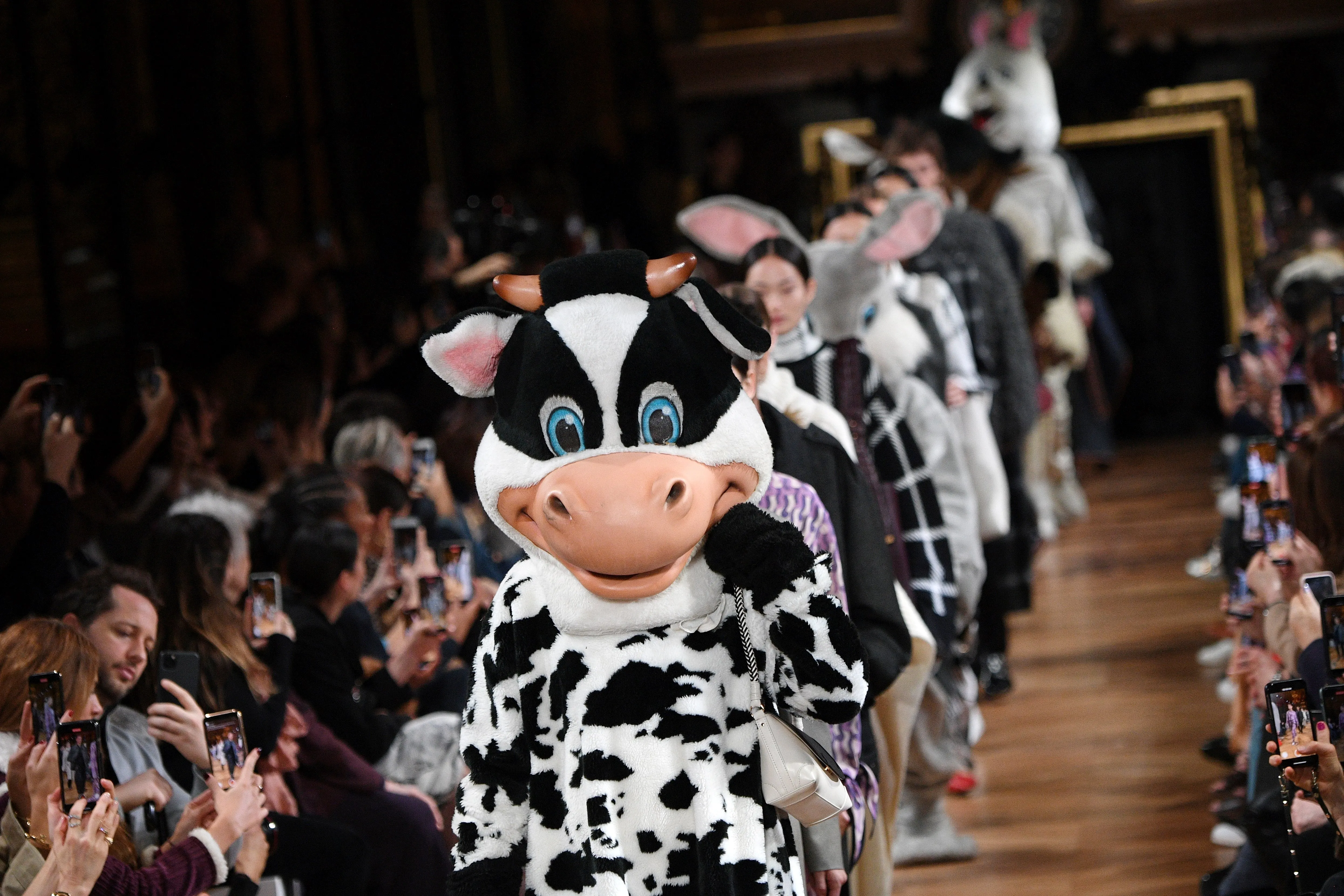 Le défilé vegan de Stella McCartney à la Fashion Week de Paris - Par Anissa Hezzaz. Photos : Belga.