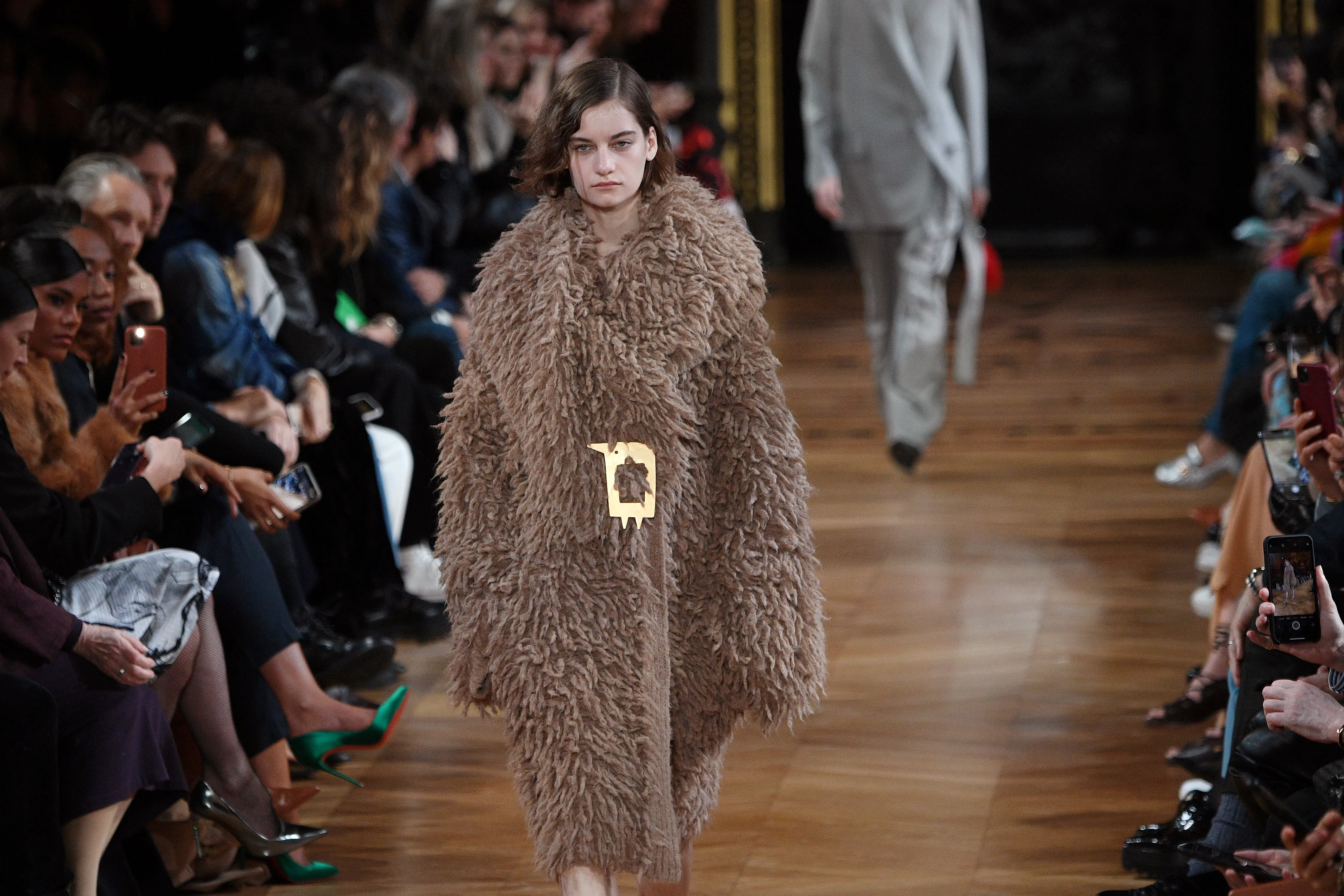 Le défilé vegan de Stella McCartney à la Fashion Week de Paris - Par Anissa Hezzaz. Photos : Belga.