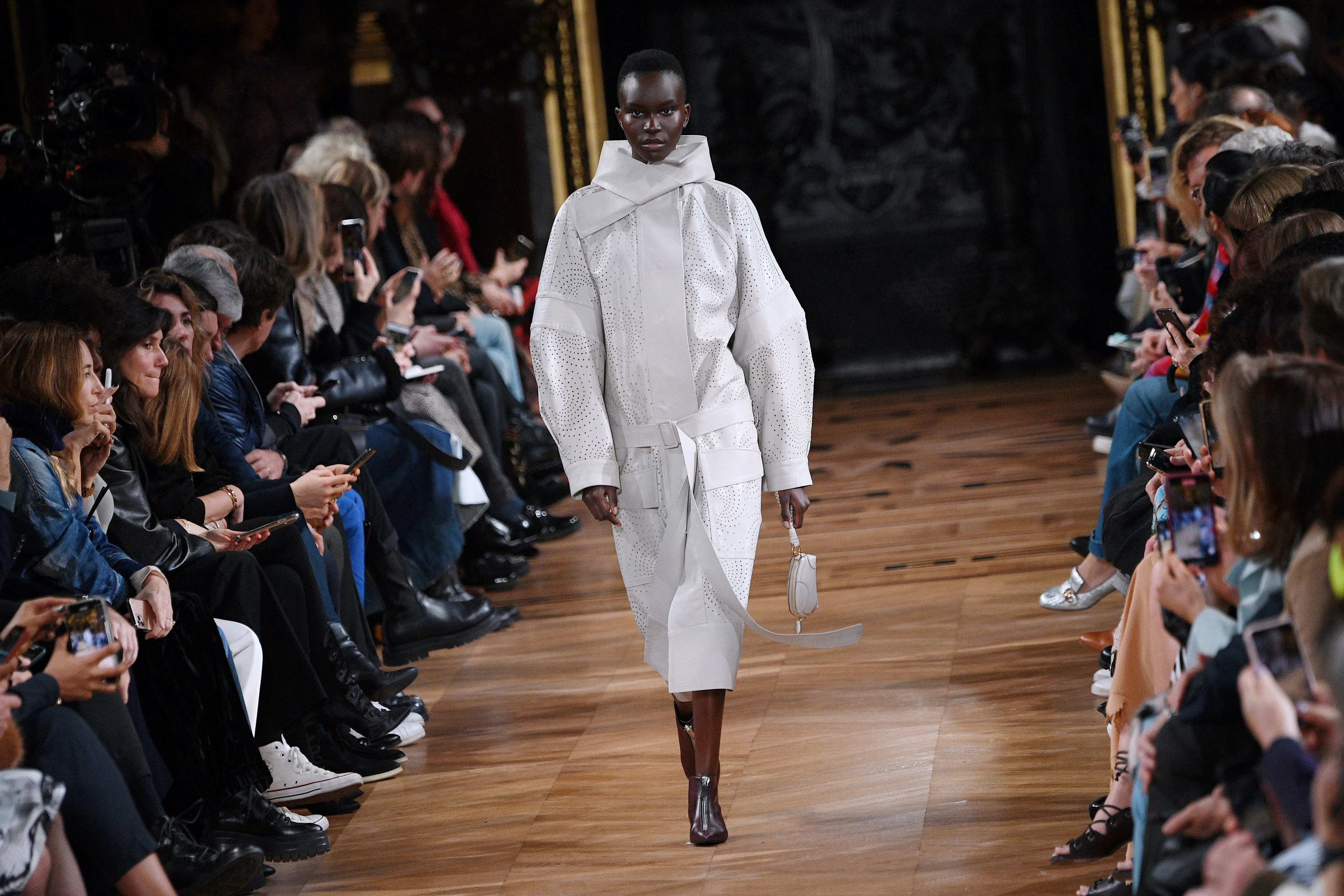 Le défilé vegan de Stella McCartney à la Fashion Week de Paris - Par Anissa Hezzaz. Photos : Belga.