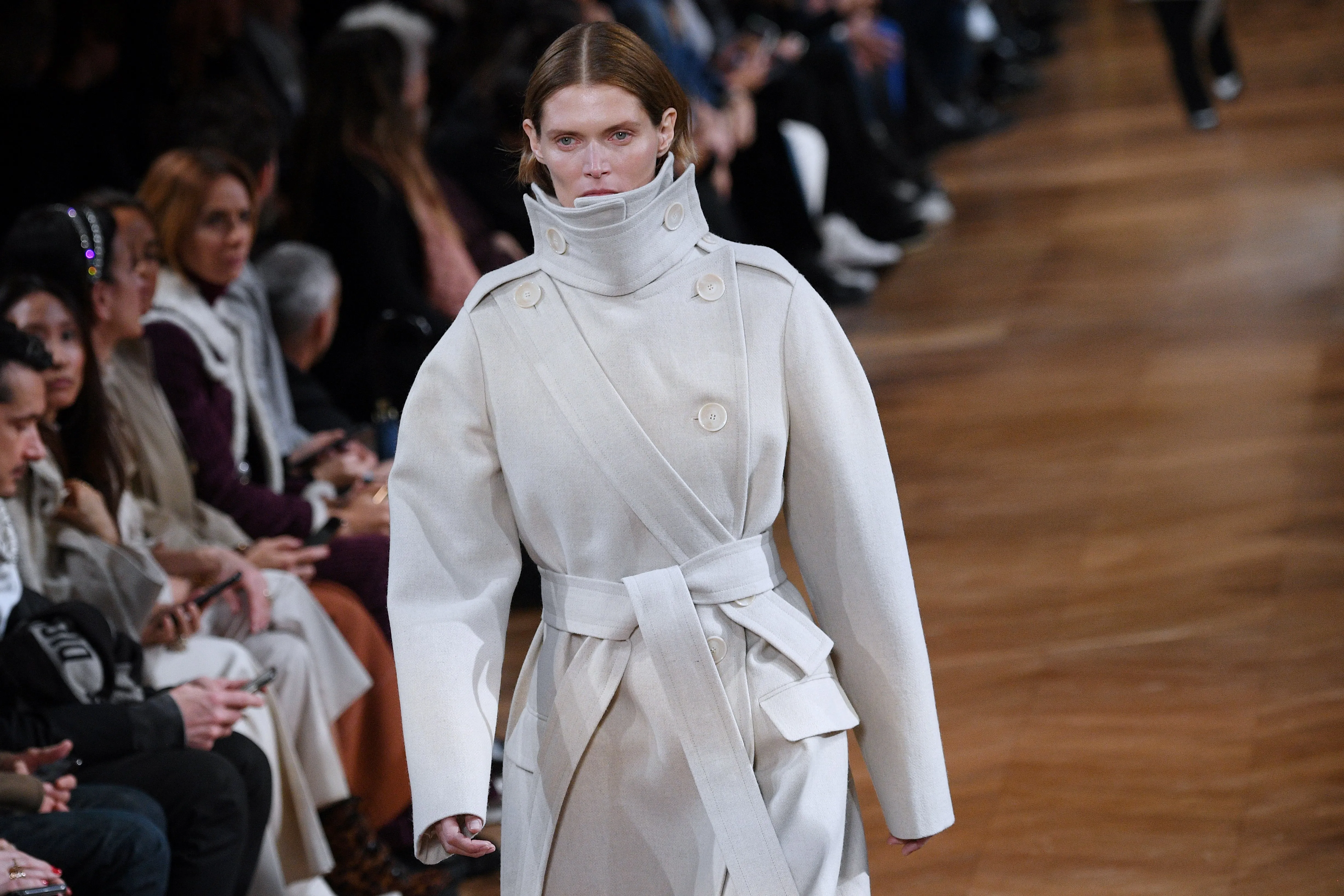 Le défilé vegan de Stella McCartney à la Fashion Week de Paris - Par Anissa Hezzaz. Photos : Belga.
