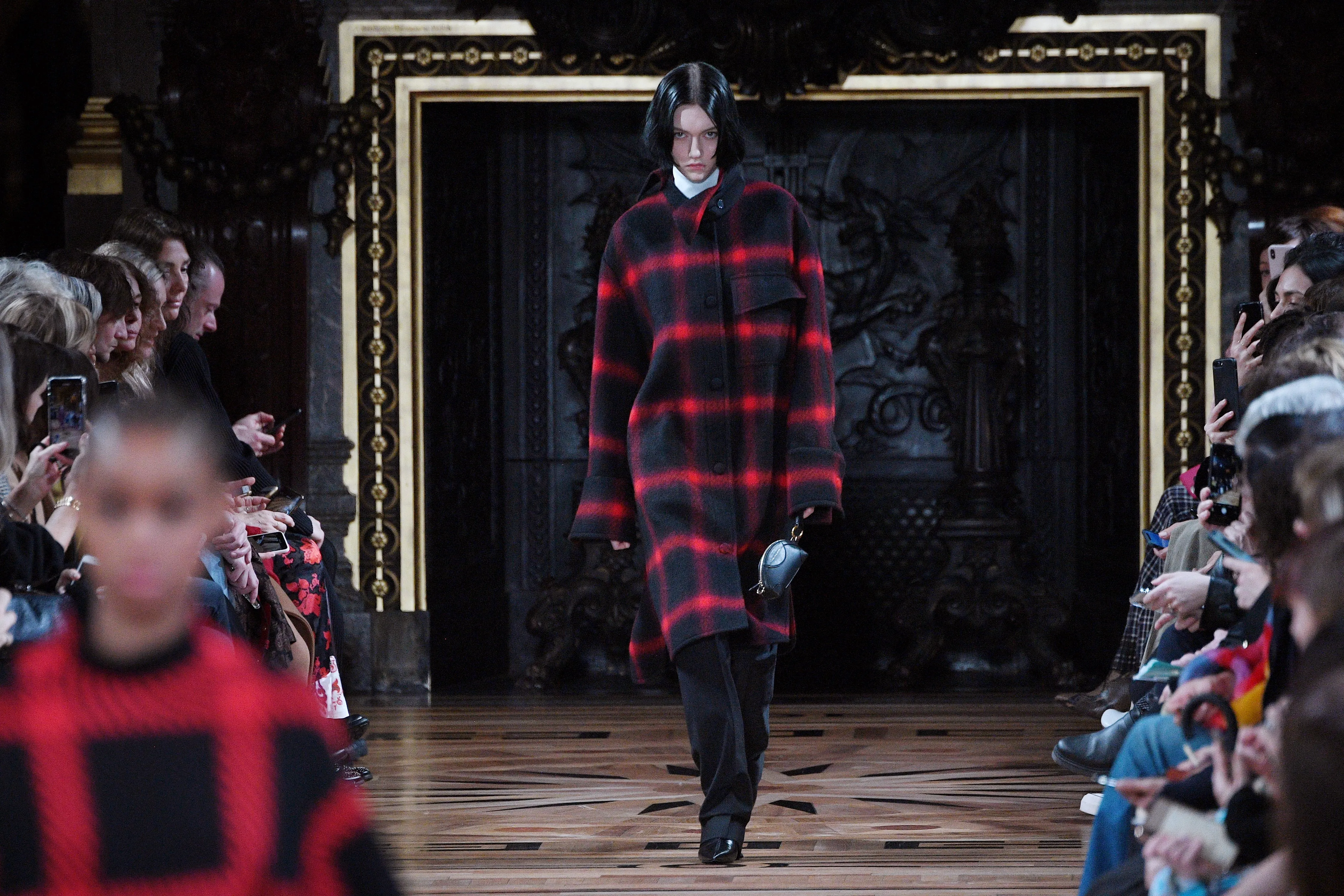 Le défilé vegan de Stella McCartney à la Fashion Week de Paris - Par Anissa Hezzaz. Photos : Belga.
