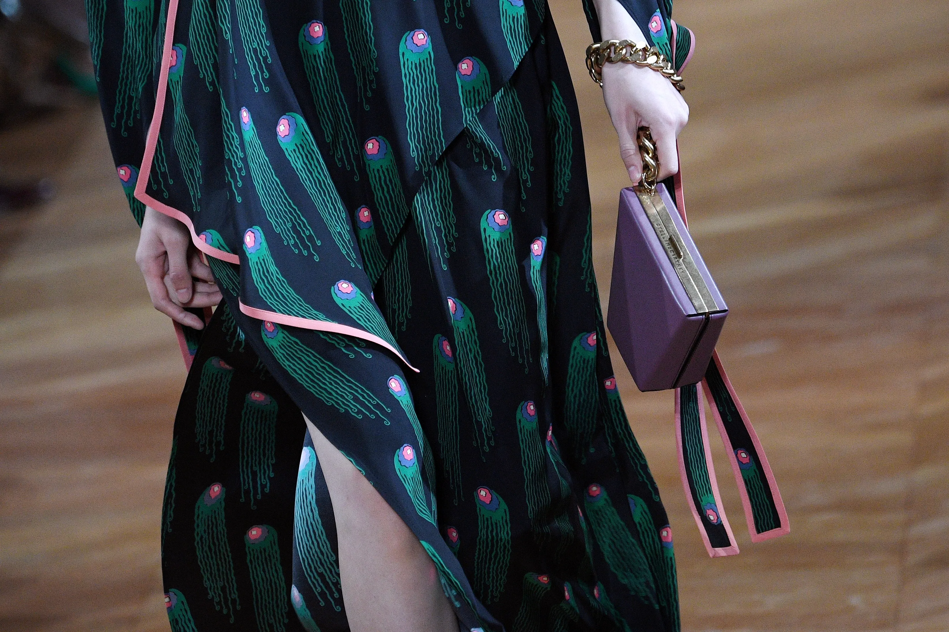 Le défilé vegan de Stella McCartney à la Fashion Week de Paris - Par Anissa Hezzaz. Photos : Belga.
