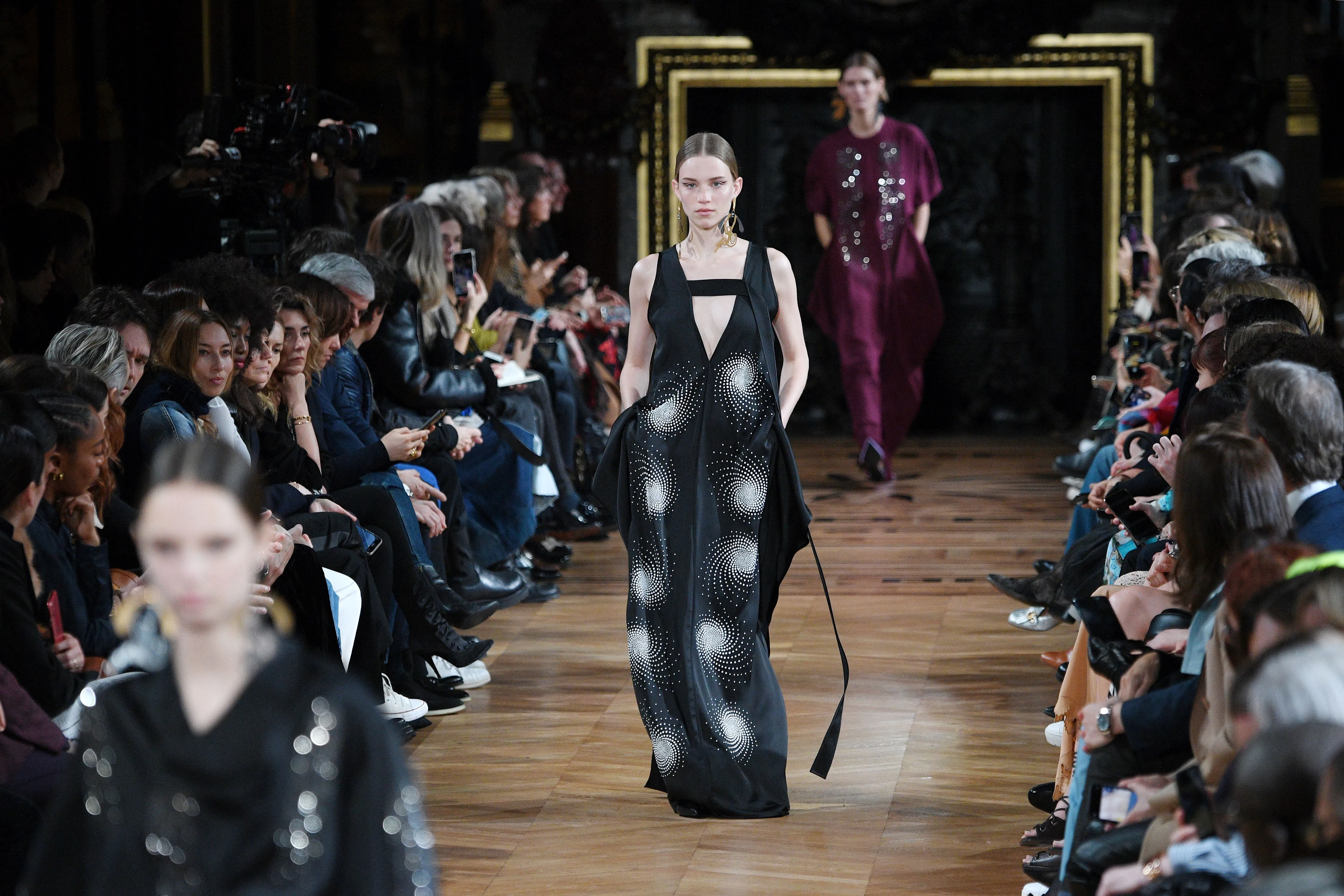 Le défilé vegan de Stella McCartney à la Fashion Week de Paris - Par Anissa Hezzaz. Photos : Belga.