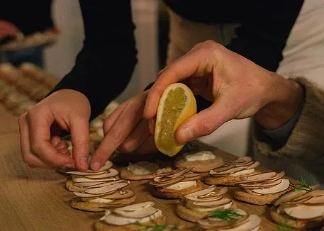 Les supper clubs, ces dîners insolites où faire des rencontres - Camille Hanot