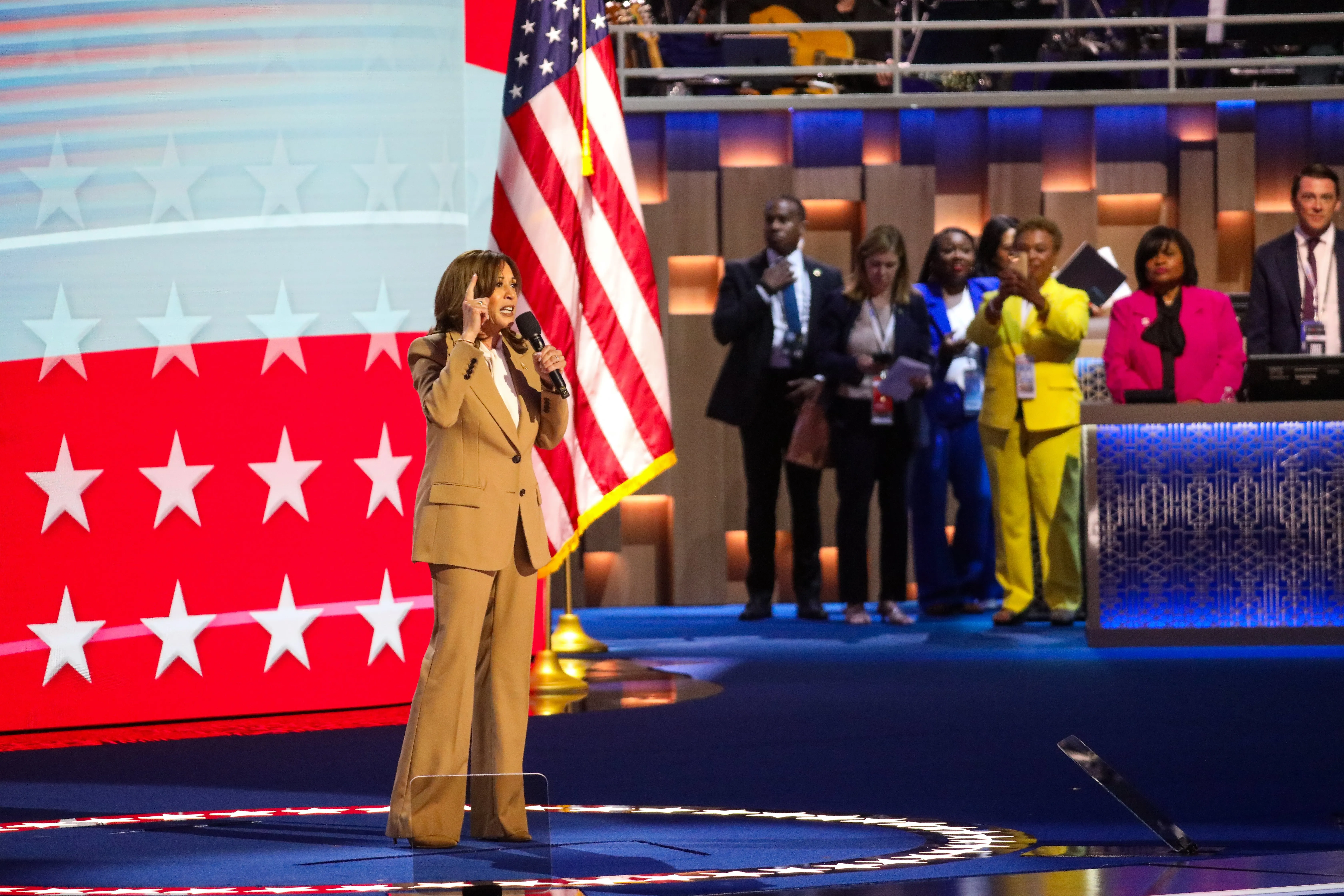 Blazer, Converse : comment Kamala Harris a fait de sa garde-robe un atout lors de sa campagne - Photo News - Audrey Morard