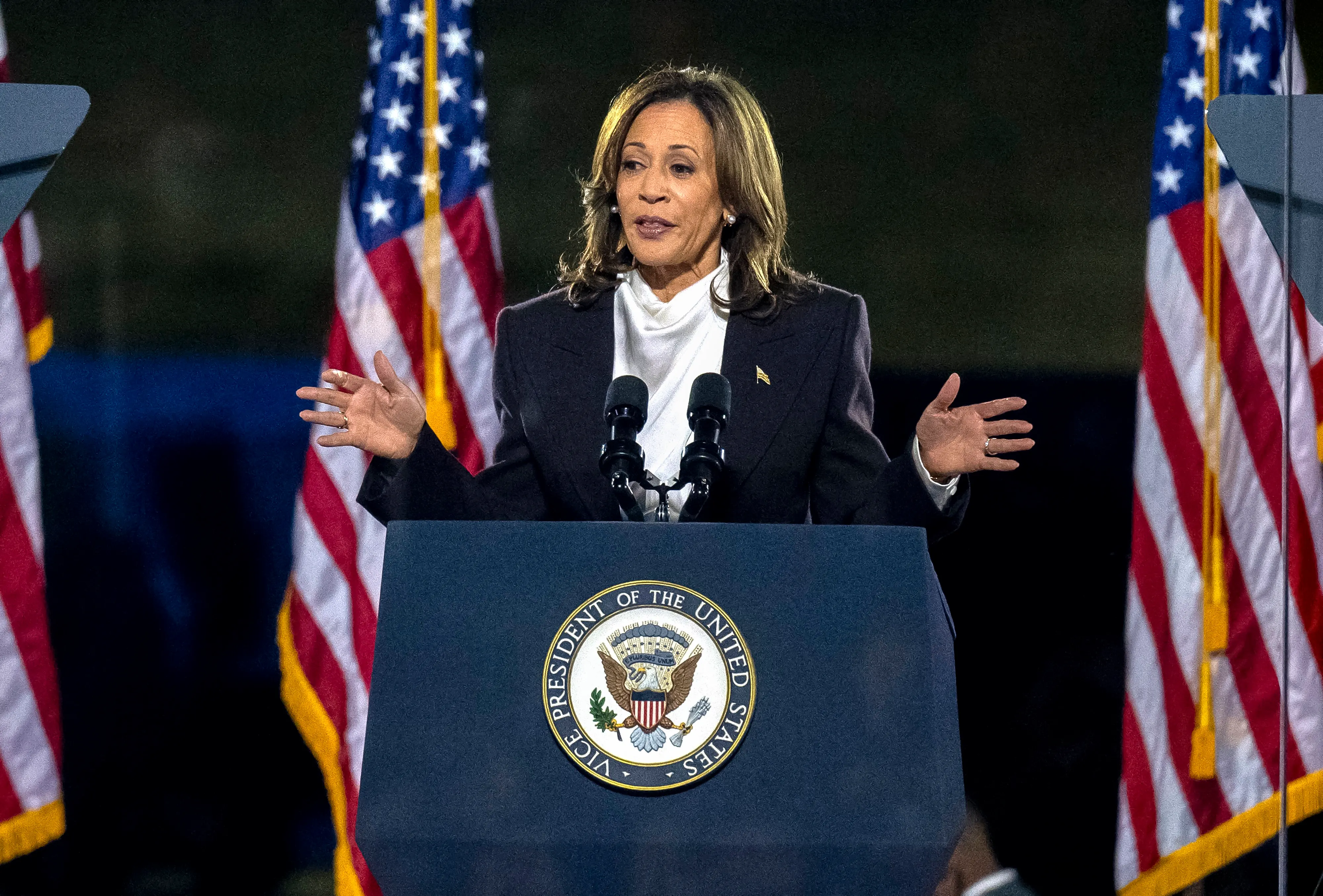 Blazer, Converse : comment Kamala Harris a fait de sa garde-robe un atout lors de sa campagne - Photo News - Audrey Morard