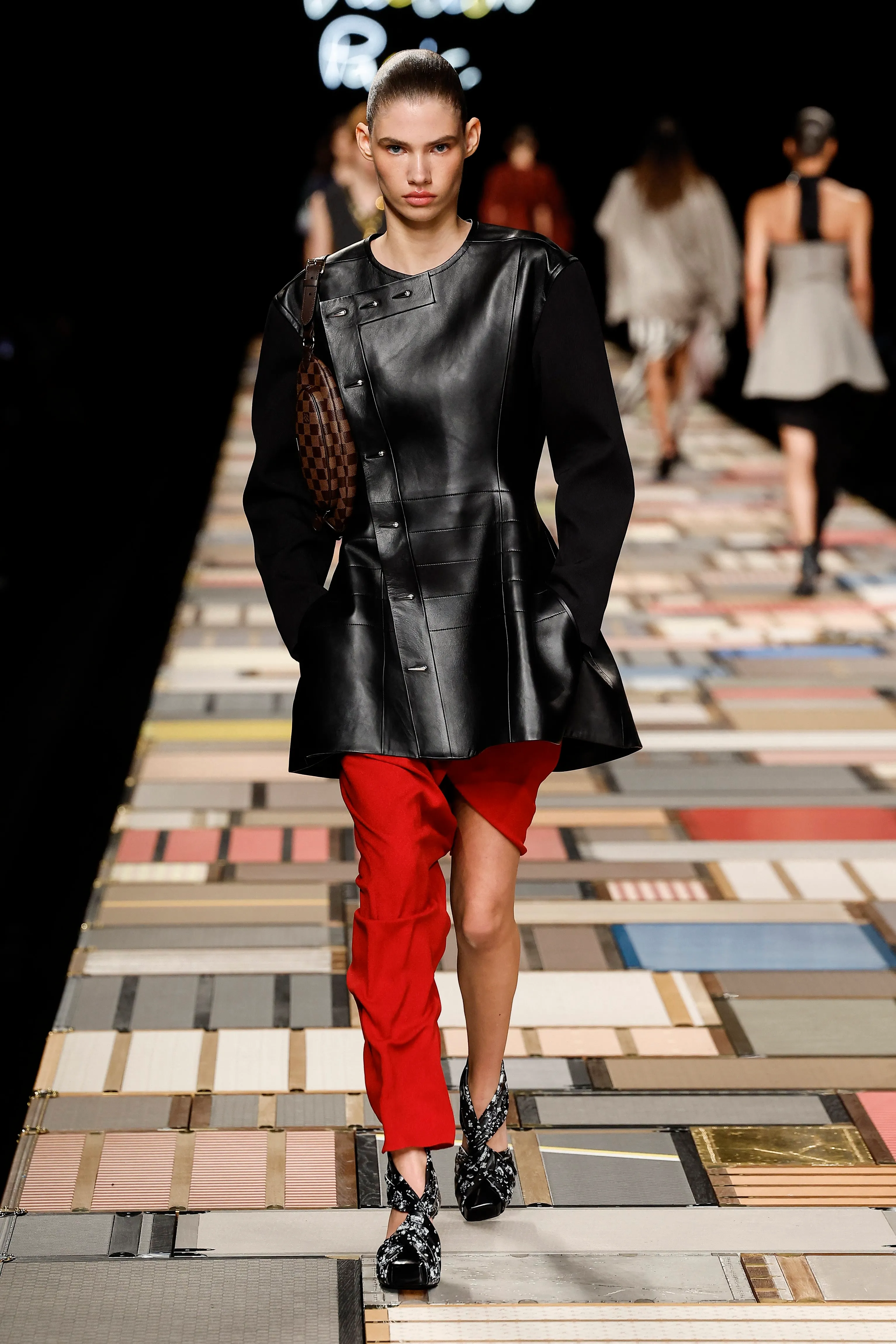 Le pantalon à une jambe : la tendance mode la plus insolite du moment - Photo News - Audrey Morard