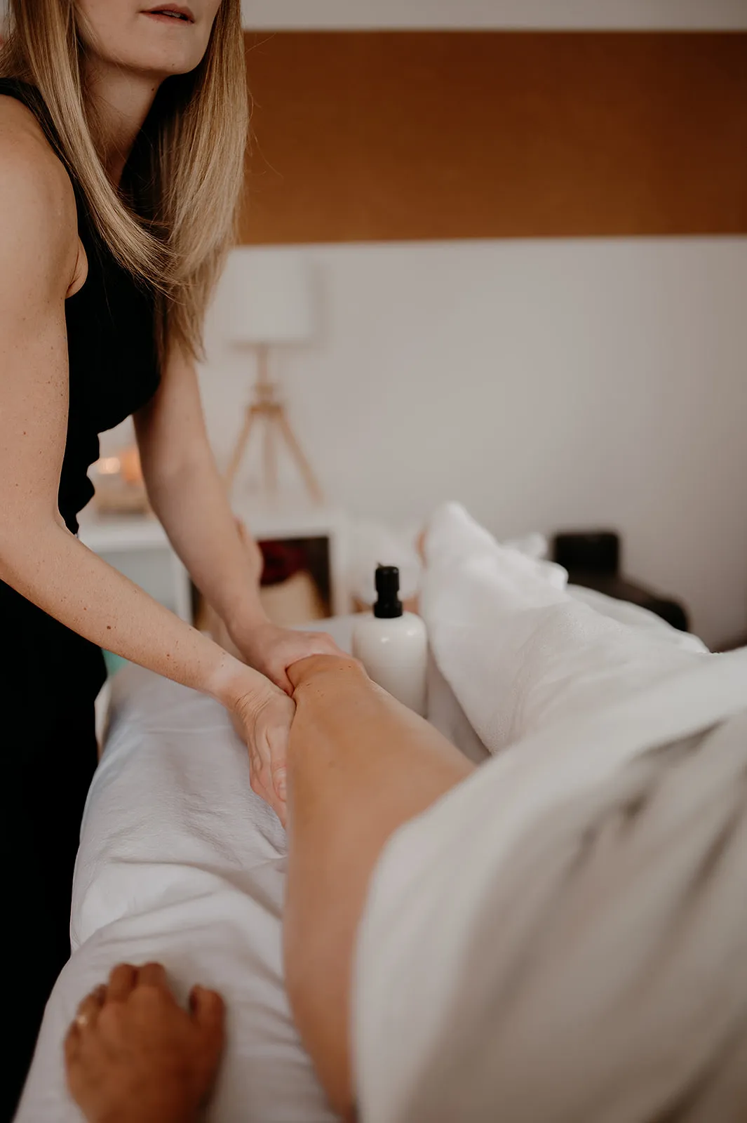 Cette obsession bien-être tient-elle sa promesse de soin miracle ? - Val�rie Therasse Photographe (Vimalou SRL) - Anissa Hezzaz
