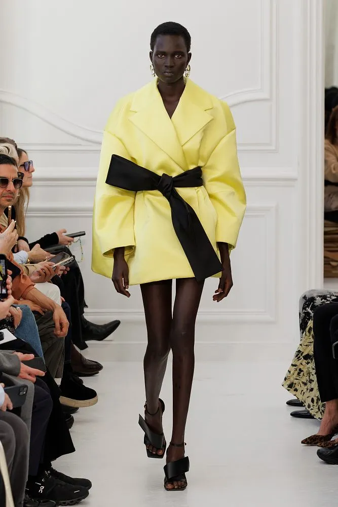 Mode : la couleur jaune beurre, la tendance inattendue de l’été - GIVENCHY - Aurore Casteels