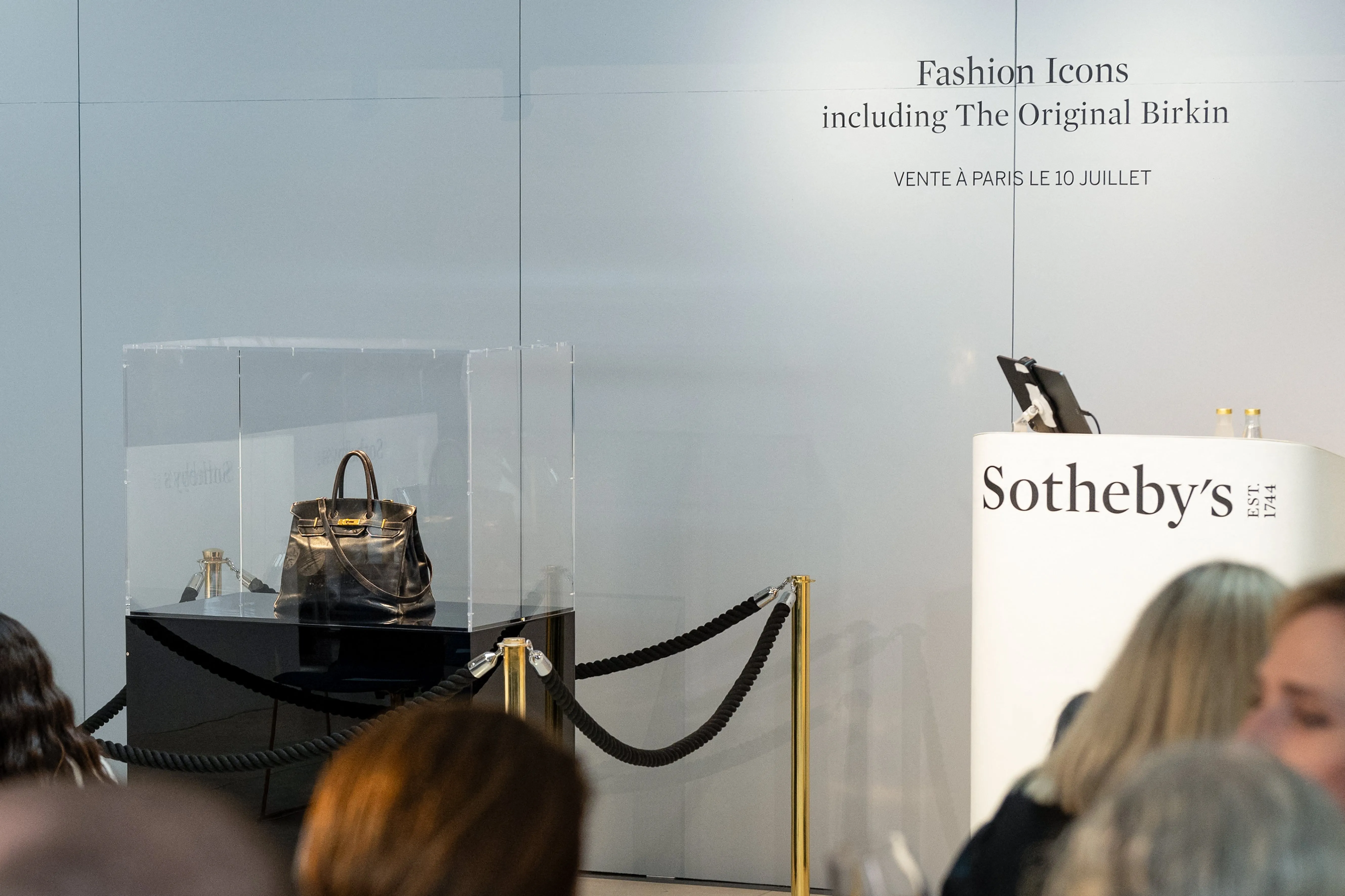 Vente historique : le premier sac Birkin adjugé aux enchères pour plus de 8 millions d’euros - Photo News - Audrey Morard