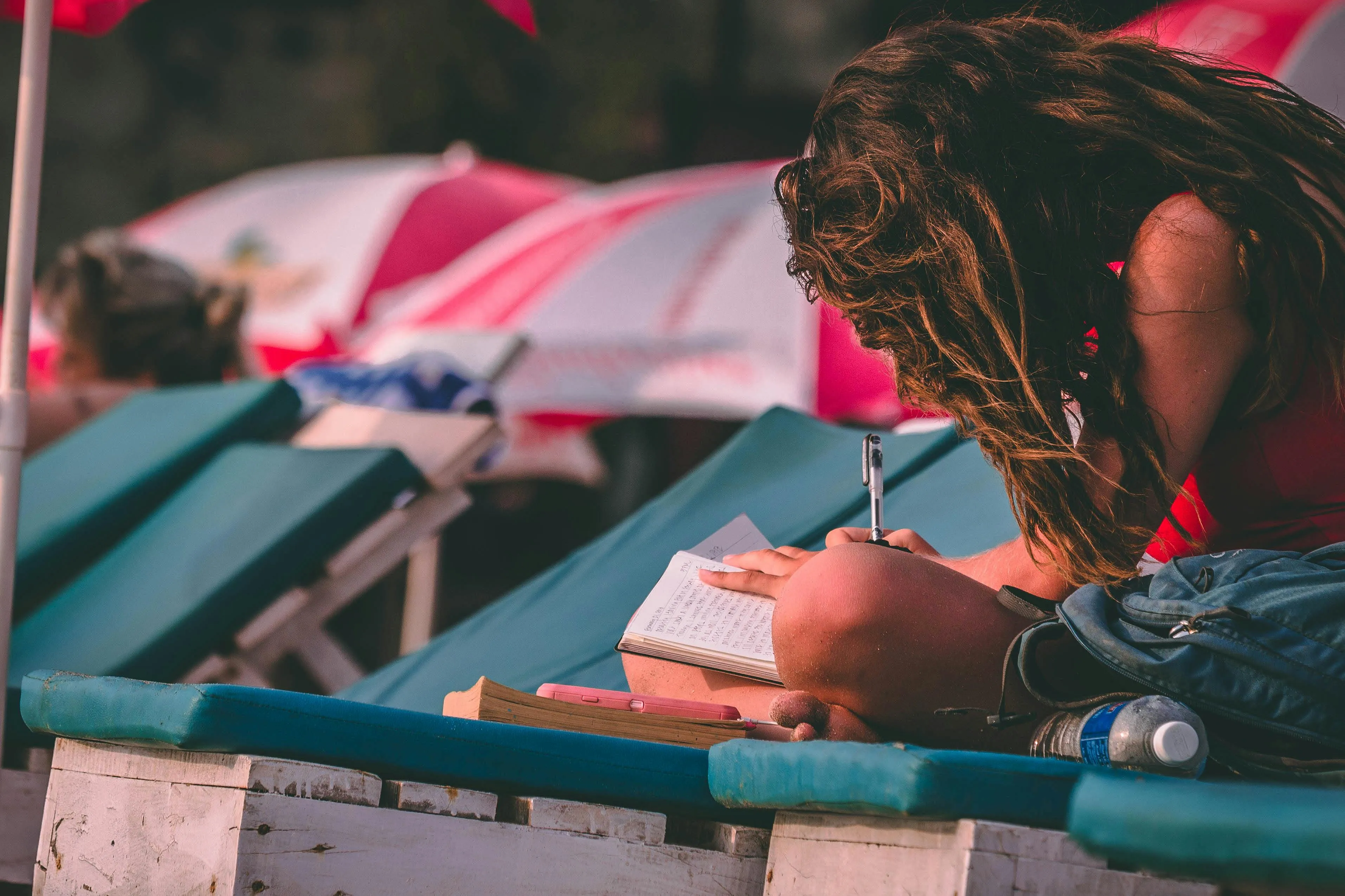 C’est la grande tendance de l’été: les cahiers de vacances pour adultes sont partout - Pexels - Camille Vernin