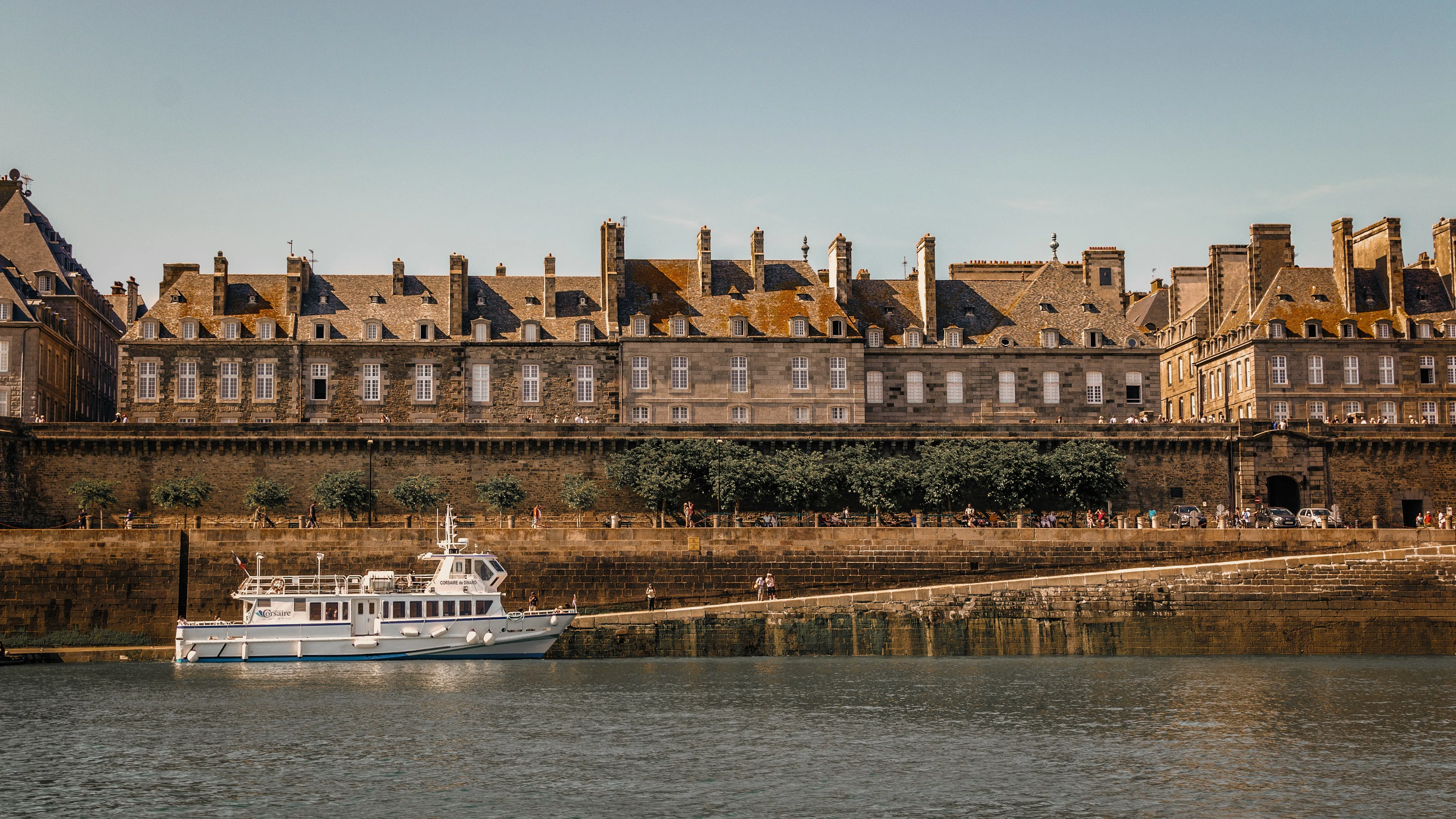 Vacances : 5 alternatives au Sud de la France pour un été plus rafraîchissant - Photo de Hector John Periquin sur Unsplash - Anissa Hezzaz