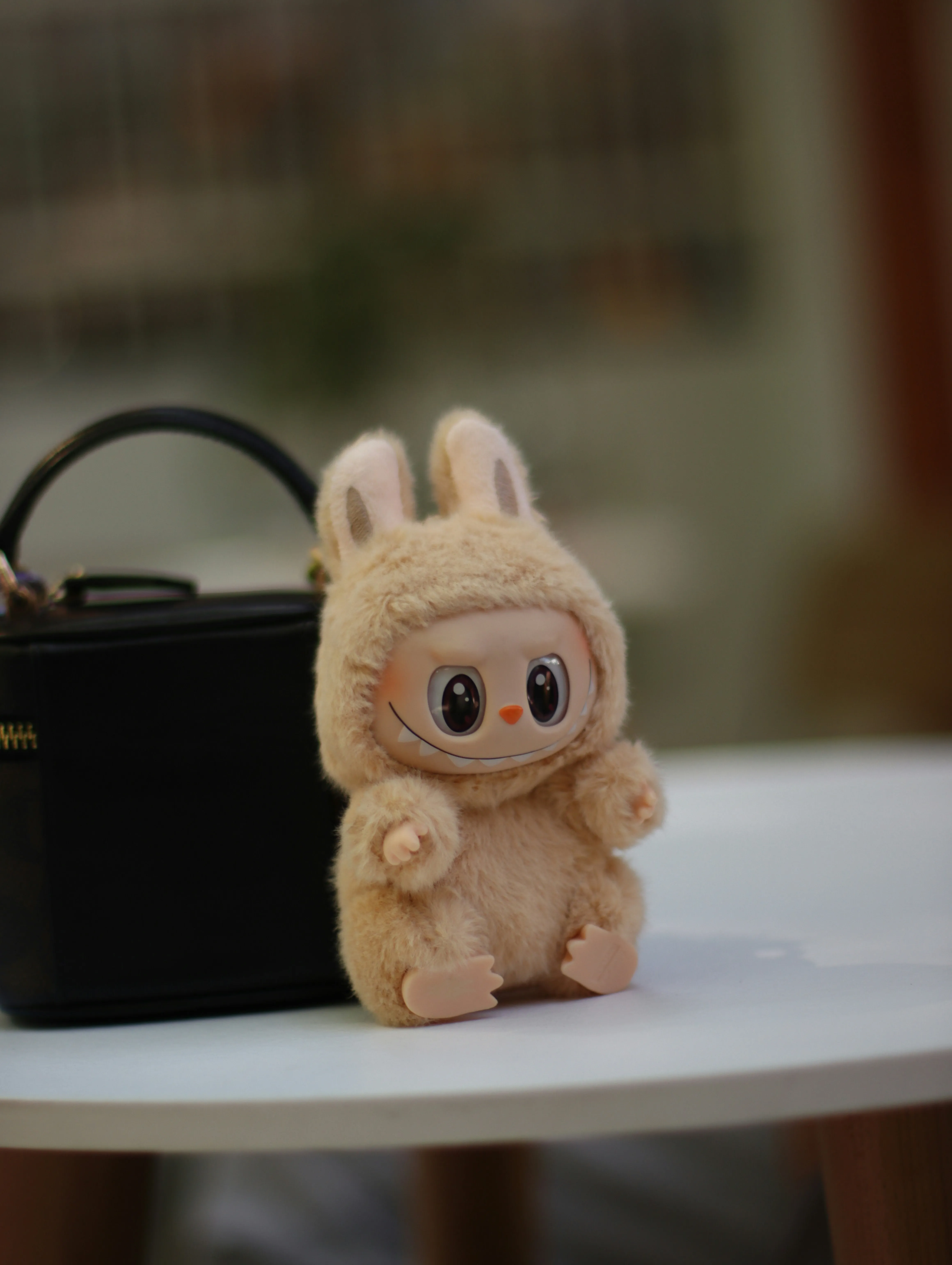 Est-ce bien raisonnable d’accrocher un Labubu à son sac à main ? - Unsplash - Audrey Morard