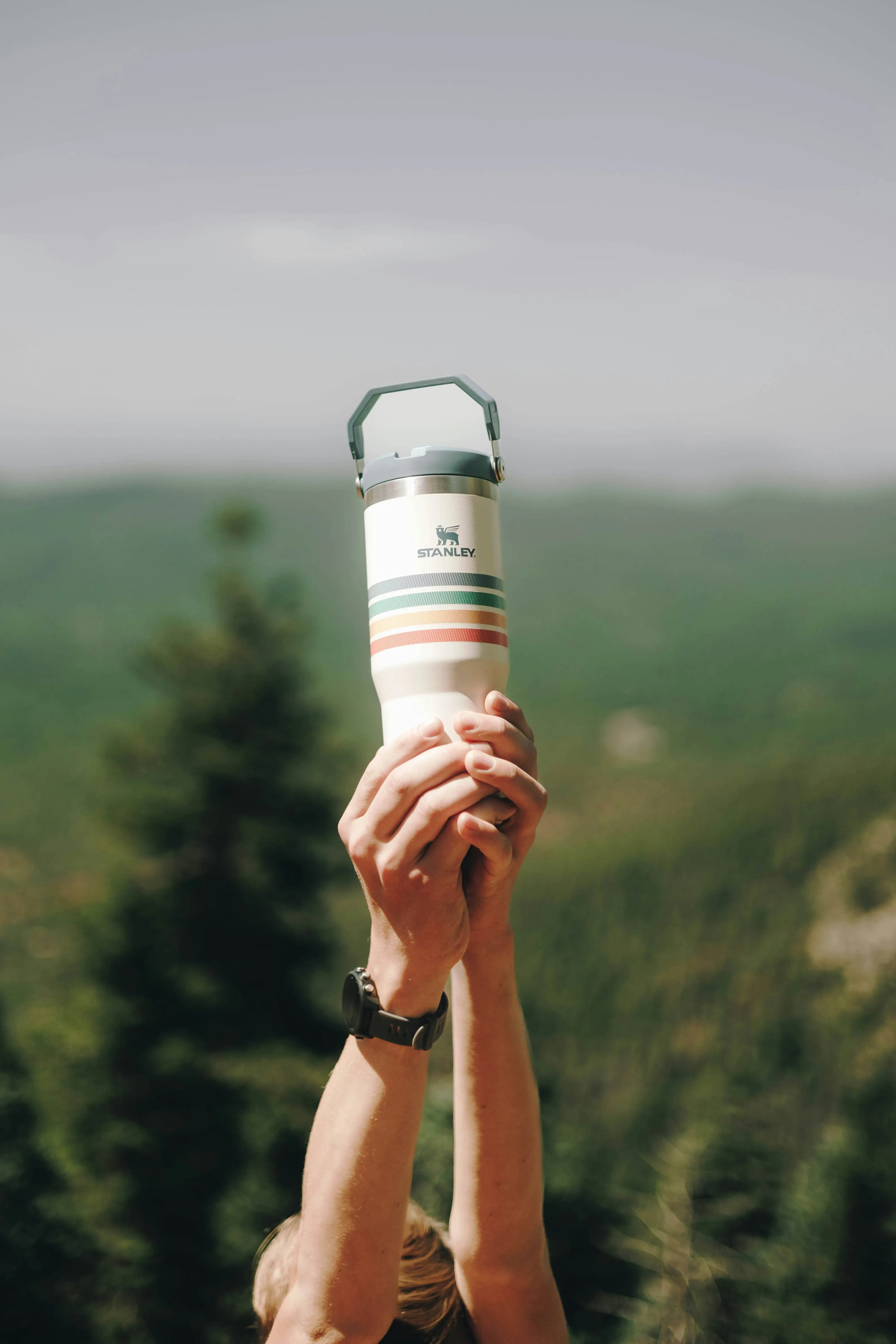 Génération Gourdes : comment un simple objet du quotidien s’est transformé en nouvel objet culte - Jefferson See on Unsplash - Anissa Hezzaz