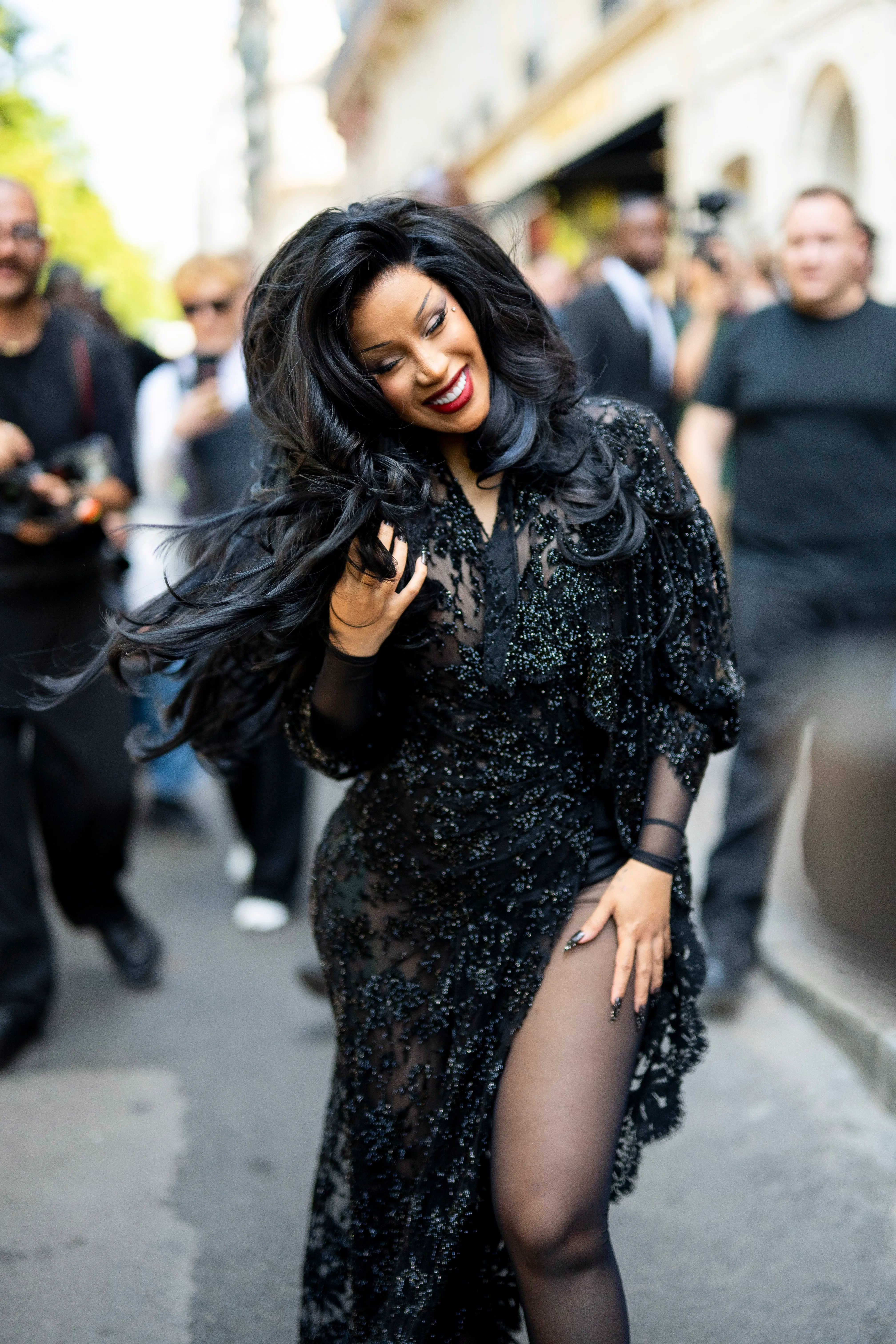 La perruque devient tendance : le procès Cardi B la transforme en accessoire stylé - Photo News - Camille Vernin