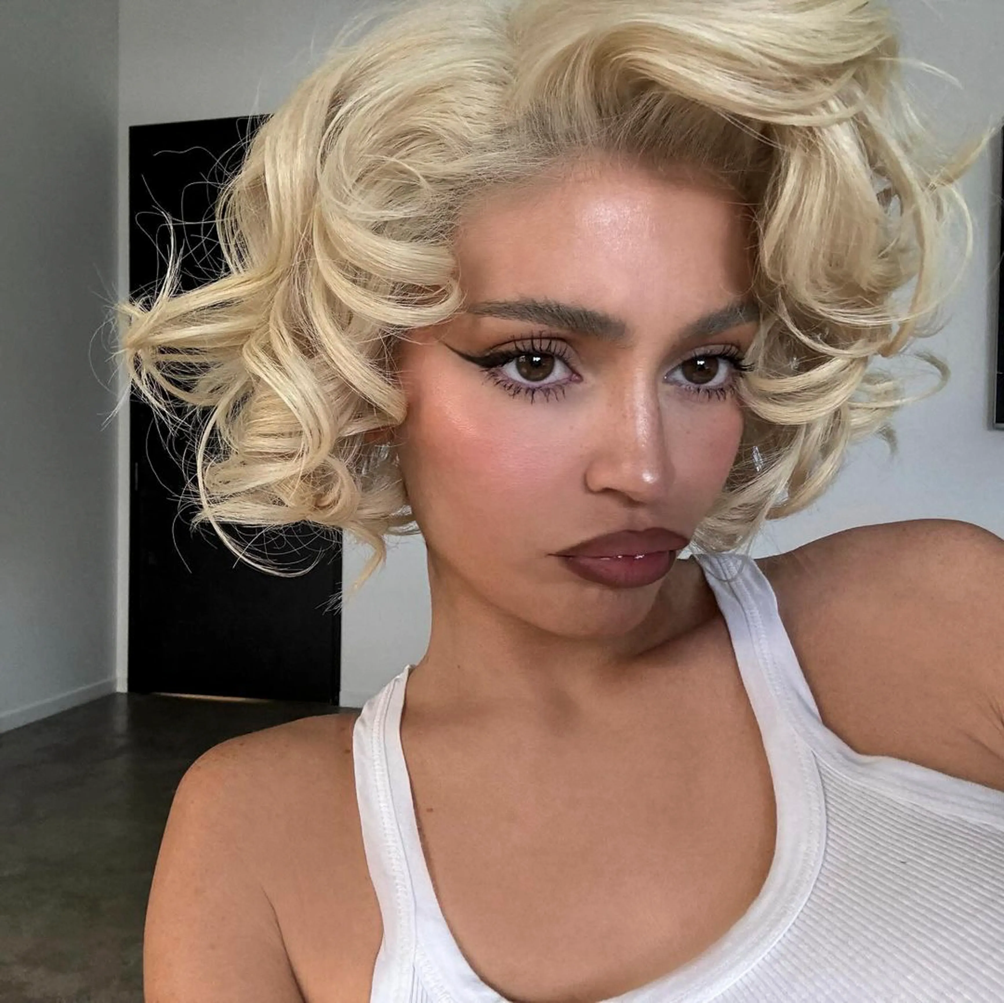 La perruque devient tendance : le procès Cardi B la transforme en accessoire stylé - Photo News - Camille Vernin