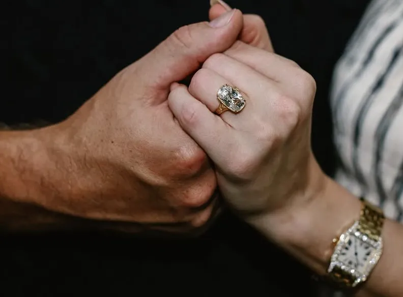 De symbole d’engagement à outil de communication : le renouveau de la bague de fiançailles - Instagram : taylorswift - Audrey Morard