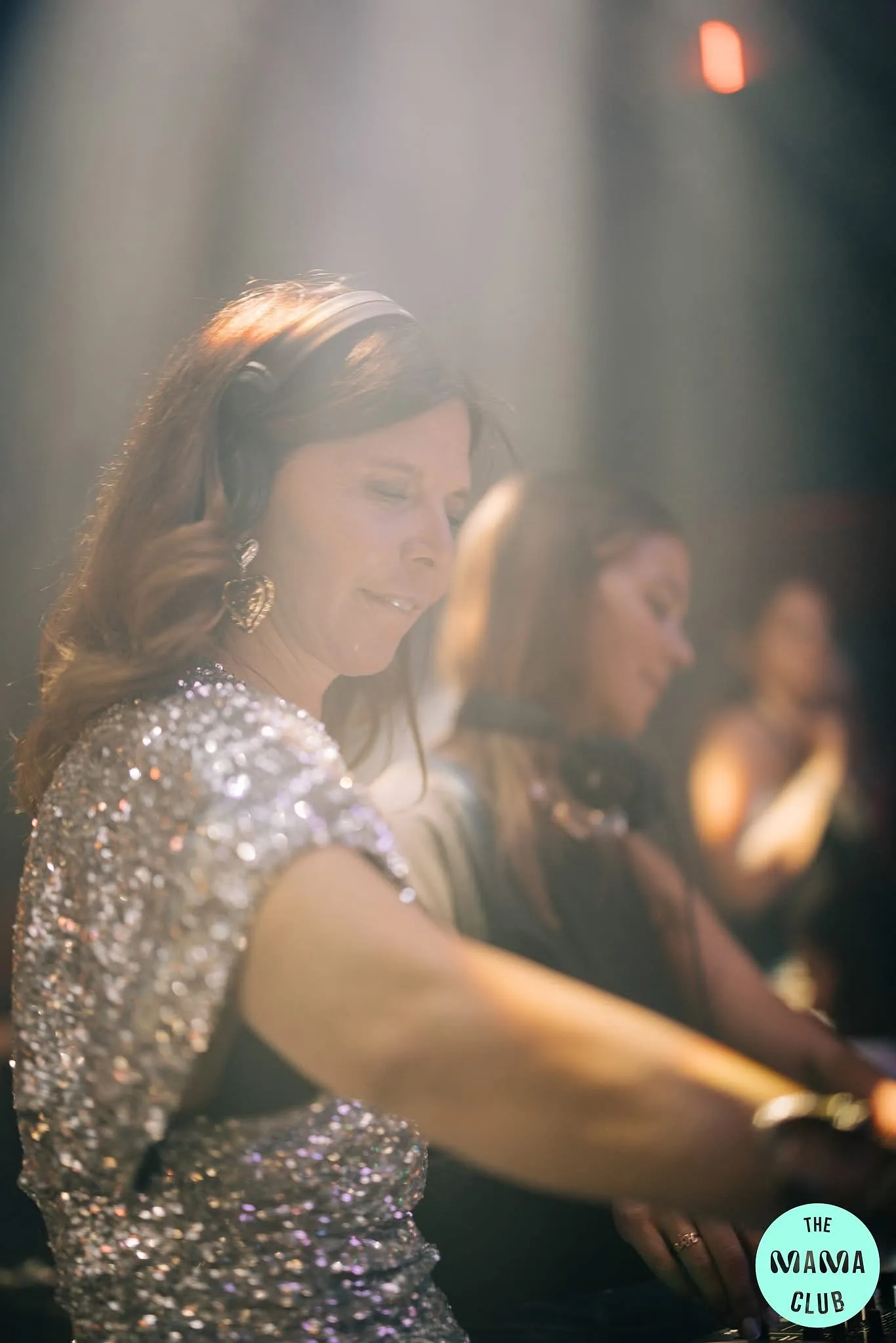 Zoom sur le métier de DJ chic : quand une quinquagénaire électrise Bruxelles - Anissa Hezzaz