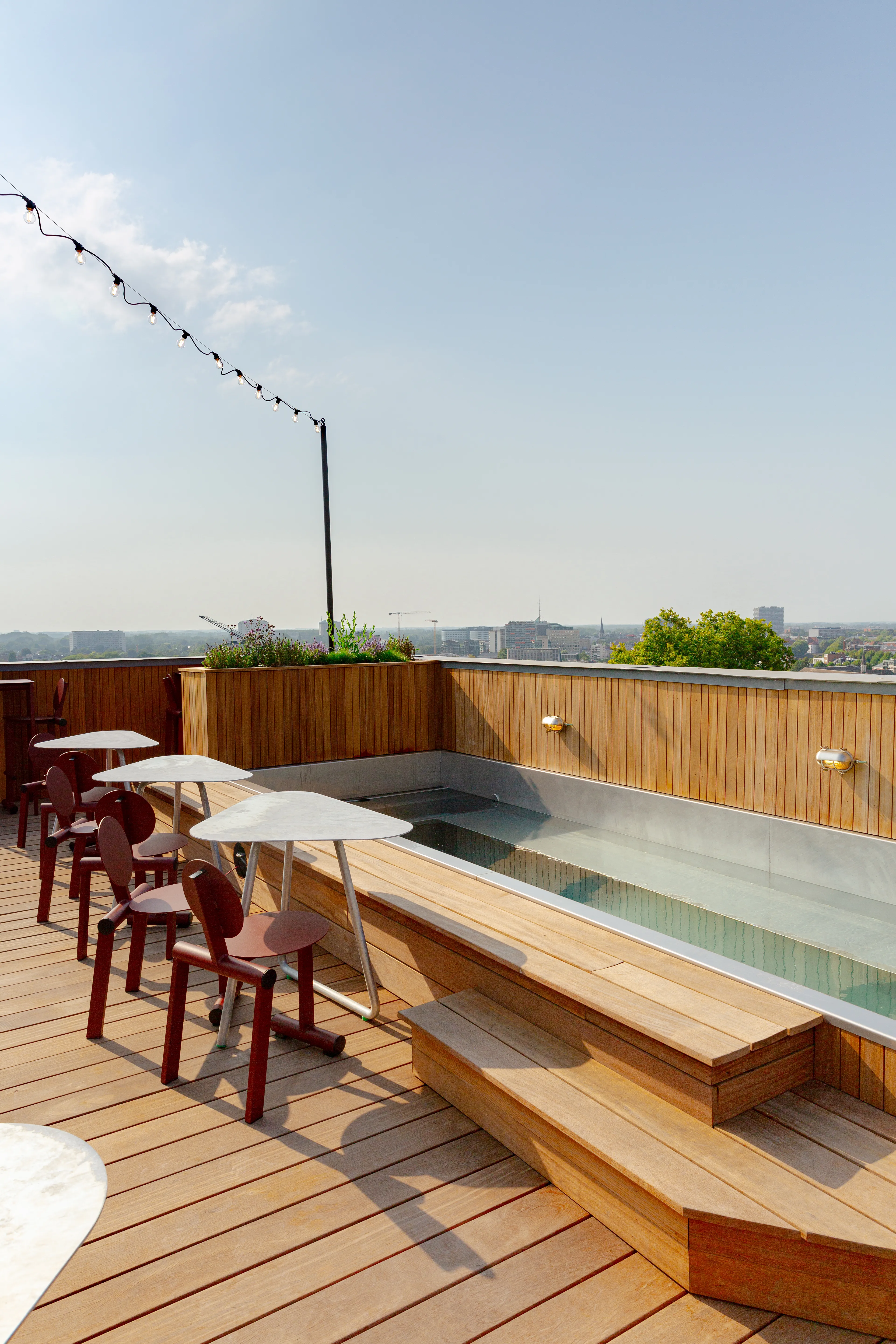 Une ancienne caserne se transforme en quartier branché avec rooftop et piscine à Gand - Bracket Studio - Camille Vernin