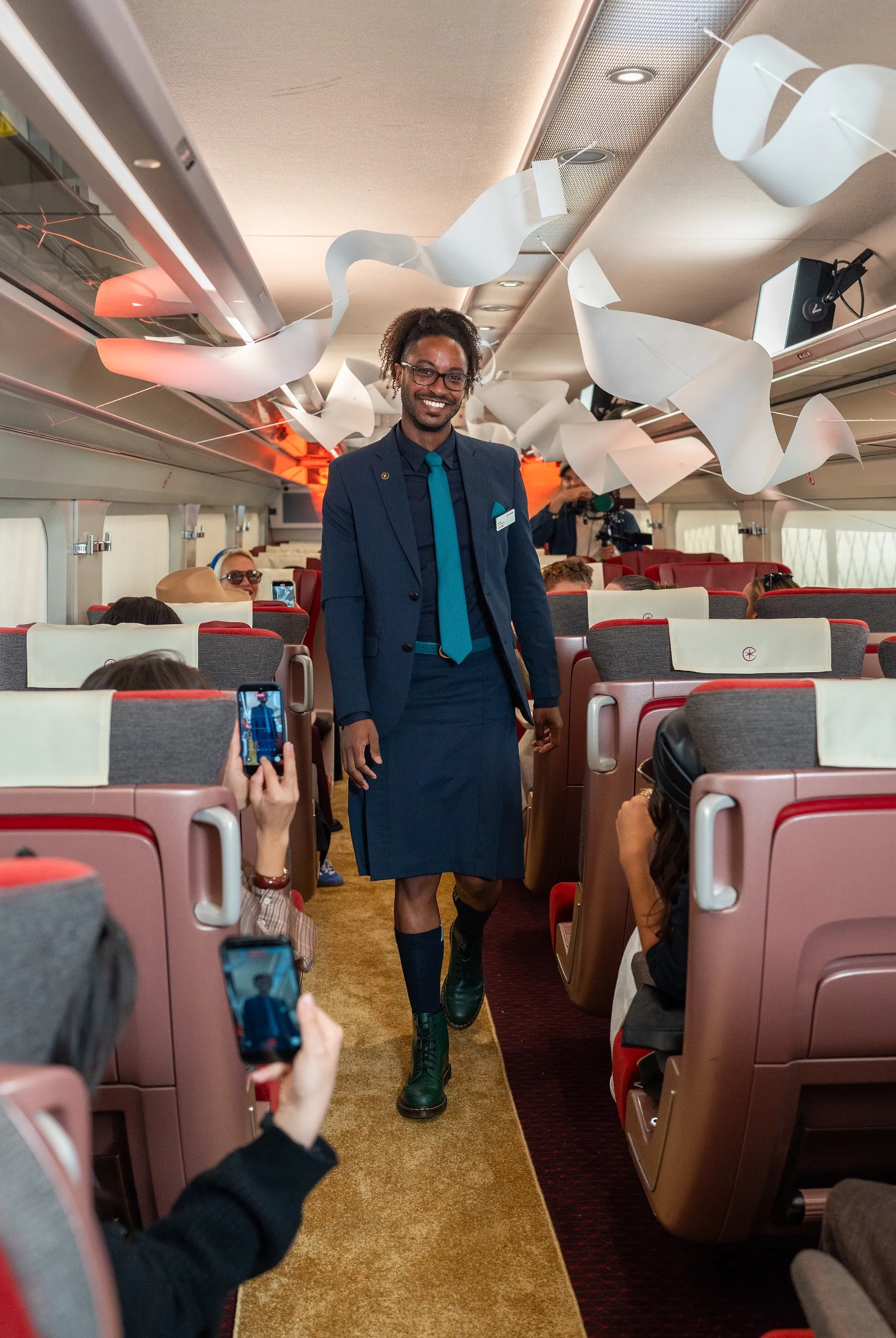 Entre Dr. Martens et jupes pour hommes, Eurostar dépoussière ses uniformes - Eurostar - Camille Vernin