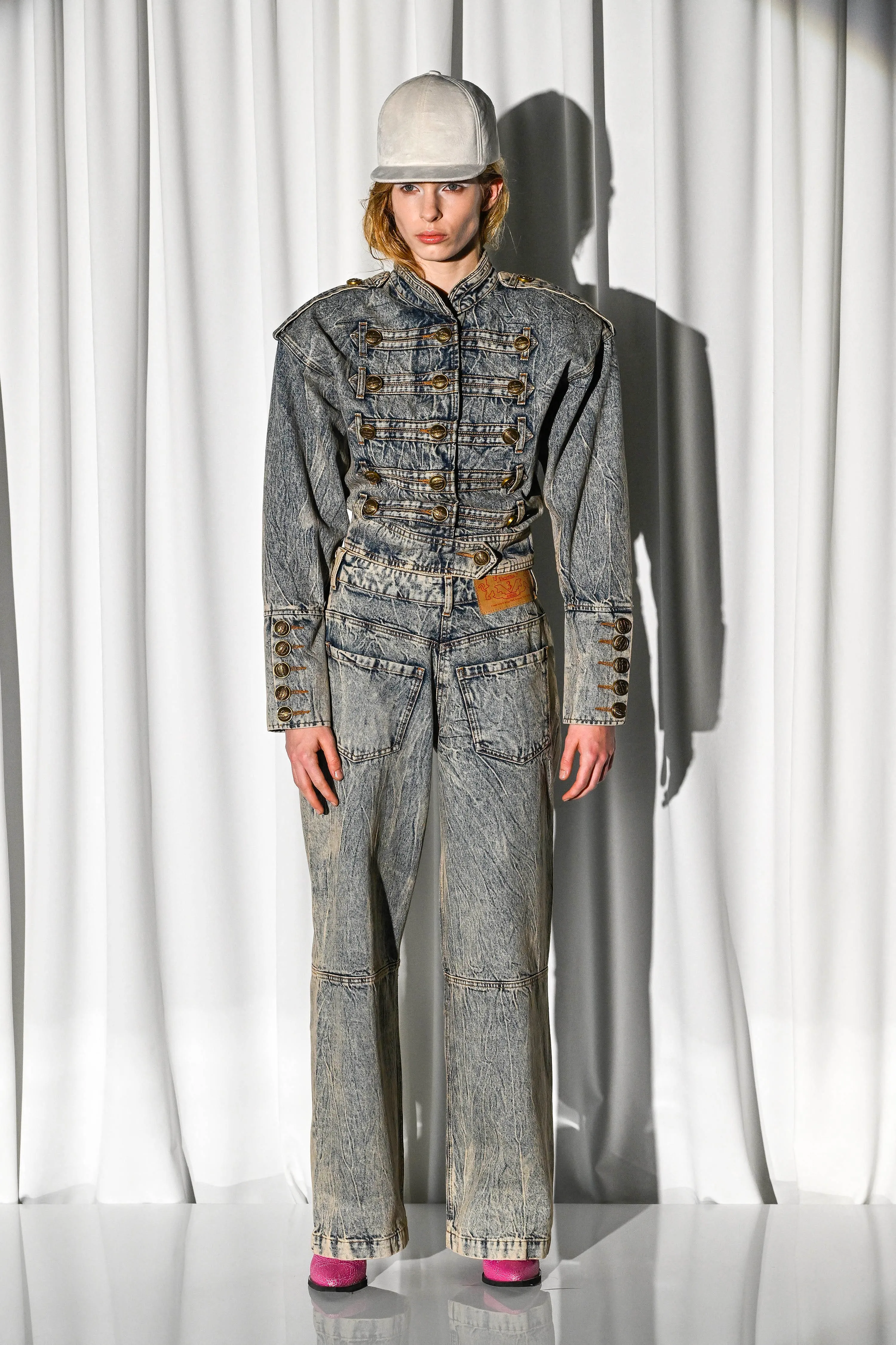 Le jean porté à l’envers va-t-il devenir la prochaine tendance mode ? - Photo News - Audrey Morard