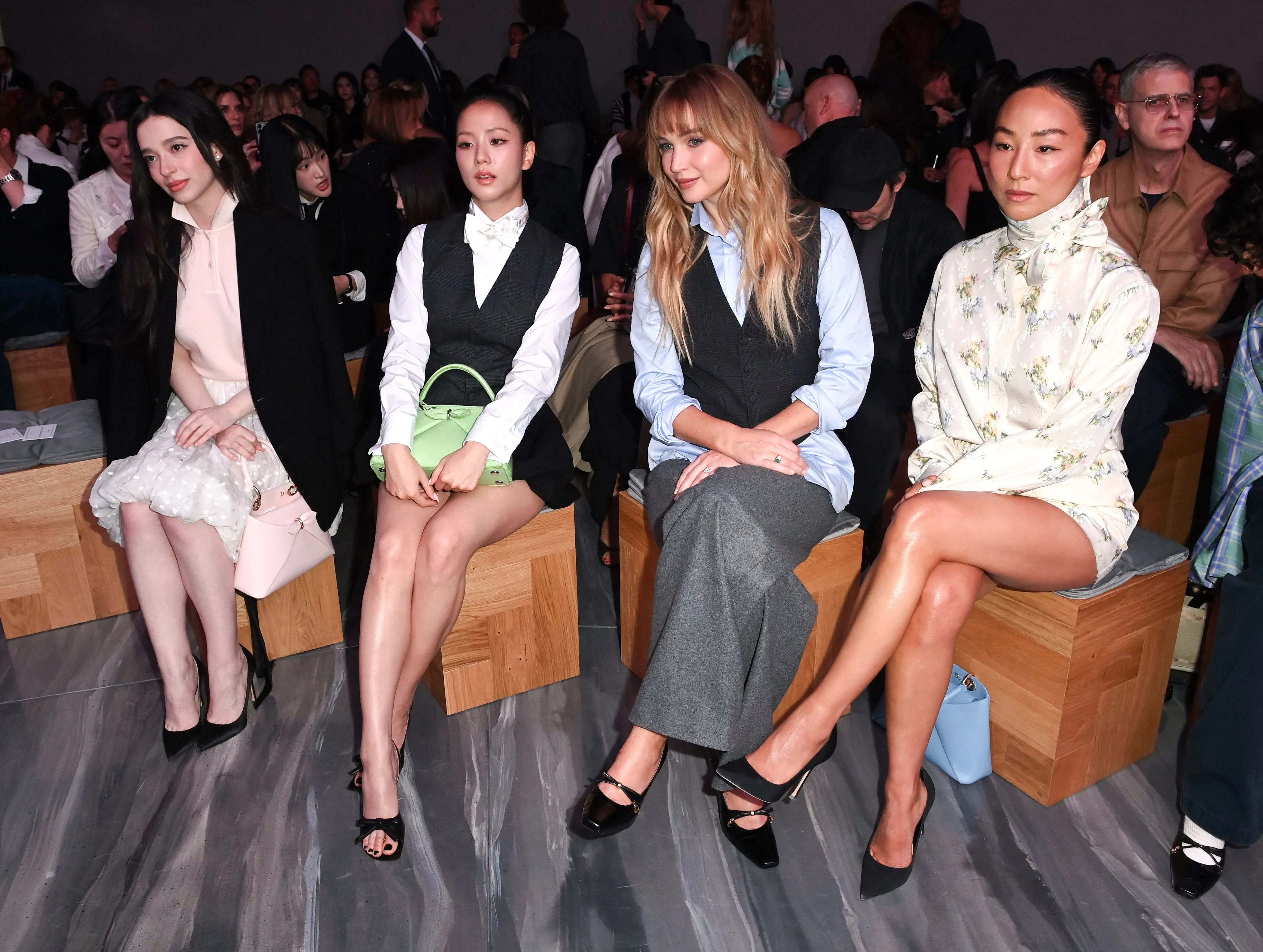 Fashion Week de Paris : pourquoi les stars squattent-elles le premier rang des défilés ? - Photo News - Cora Delacroix