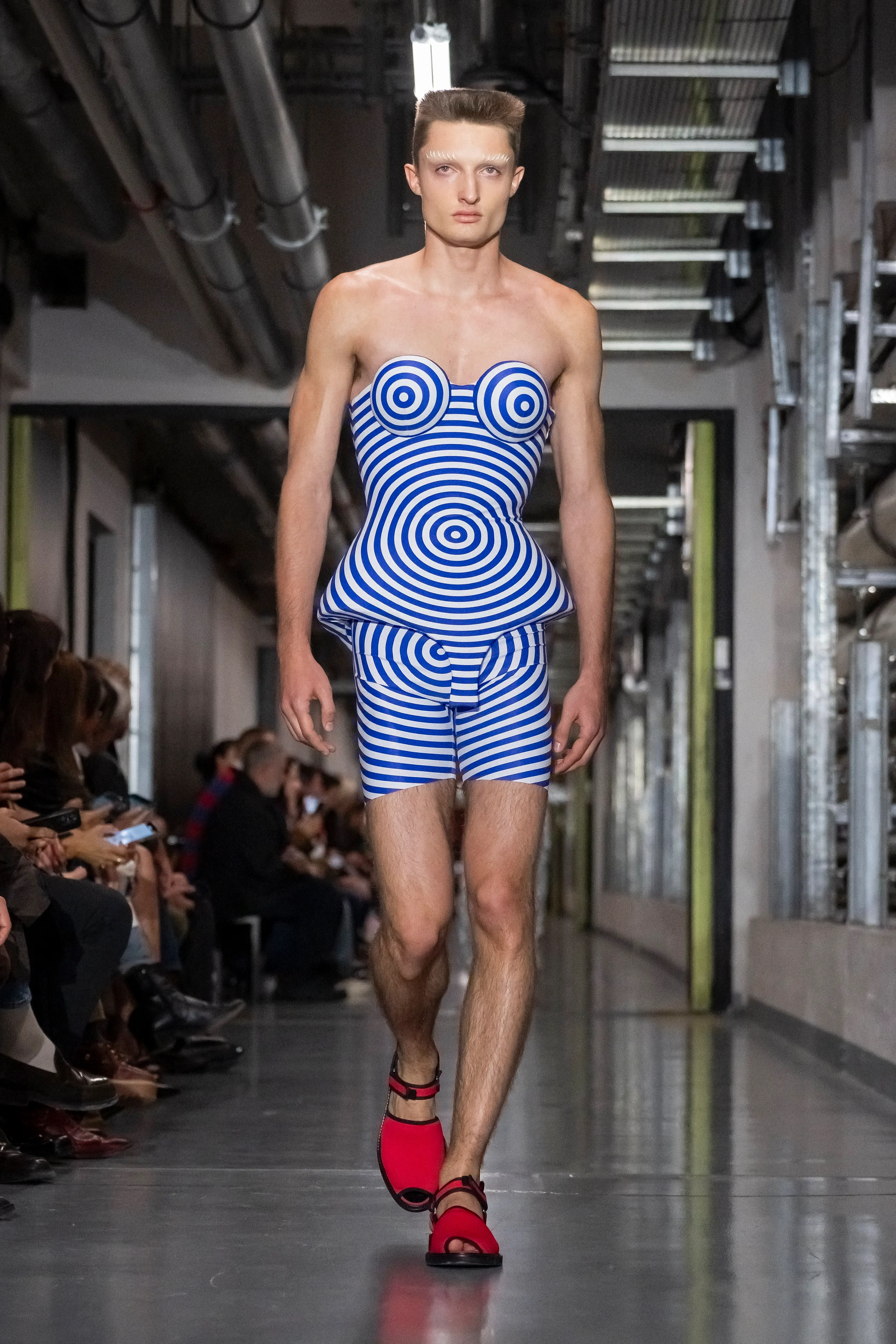 Premier défilé de Duran Lantink chez Jean-Paul Gaultier : hommage punk ou trahison ? - Photo News - Camille Vernin