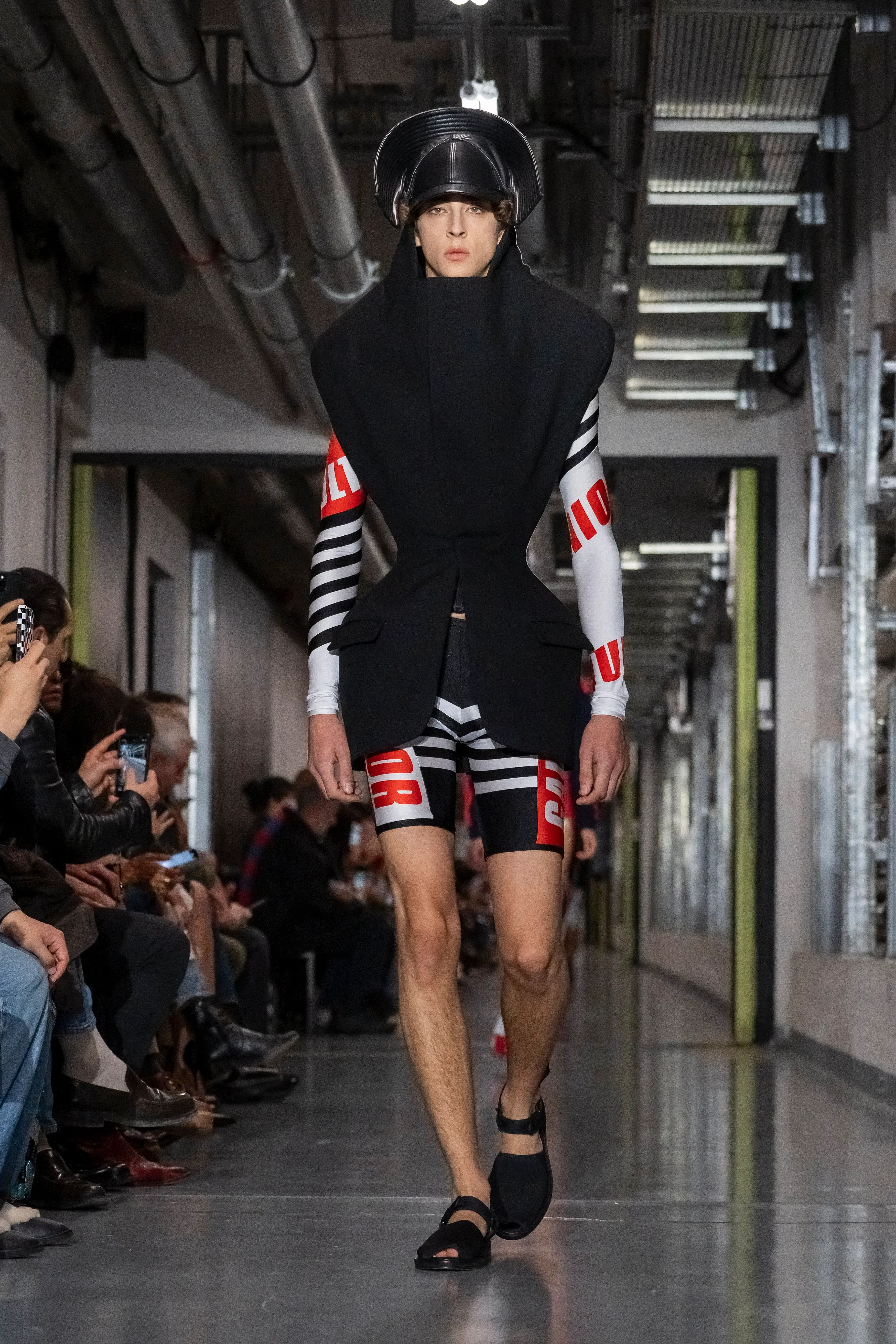 Premier défilé de Duran Lantink chez Jean-Paul Gaultier : hommage punk ou trahison ? - Photo News - Camille Vernin