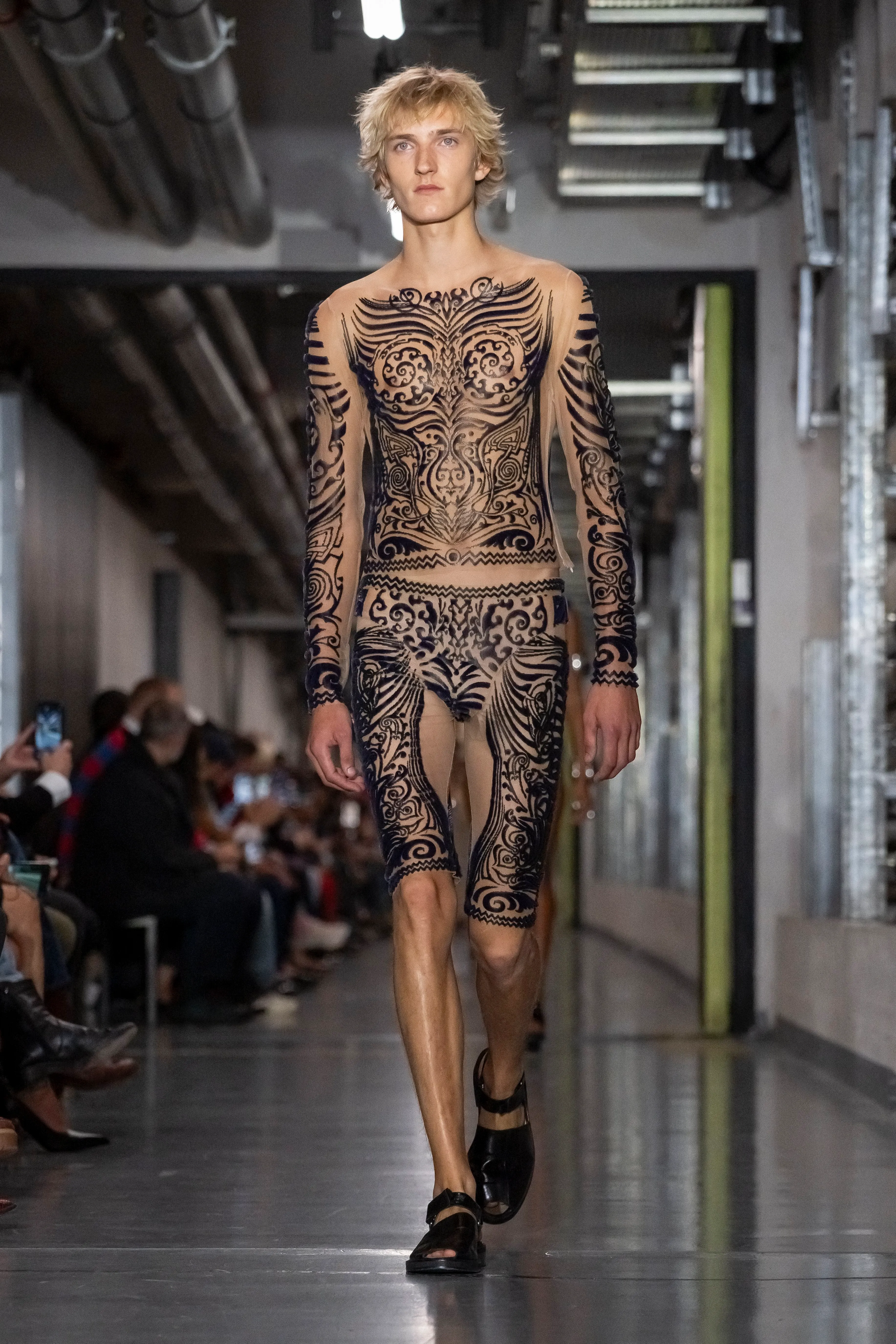 Premier défilé de Duran Lantink chez Jean-Paul Gaultier : hommage punk ou trahison ? - Photo News - Camille Vernin
