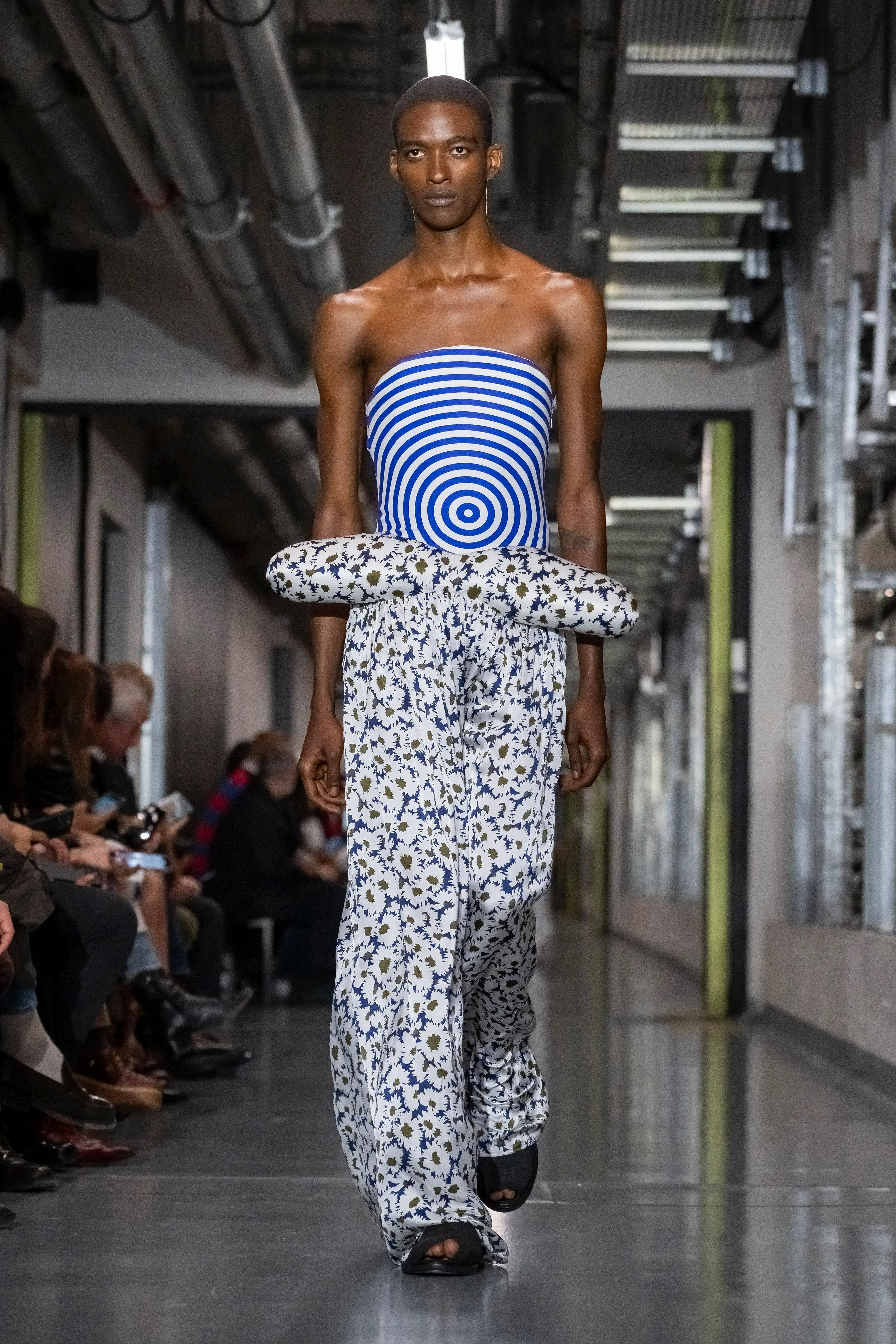 Premier défilé de Duran Lantink chez Jean-Paul Gaultier : hommage punk ou trahison ? - Photo News - Camille Vernin