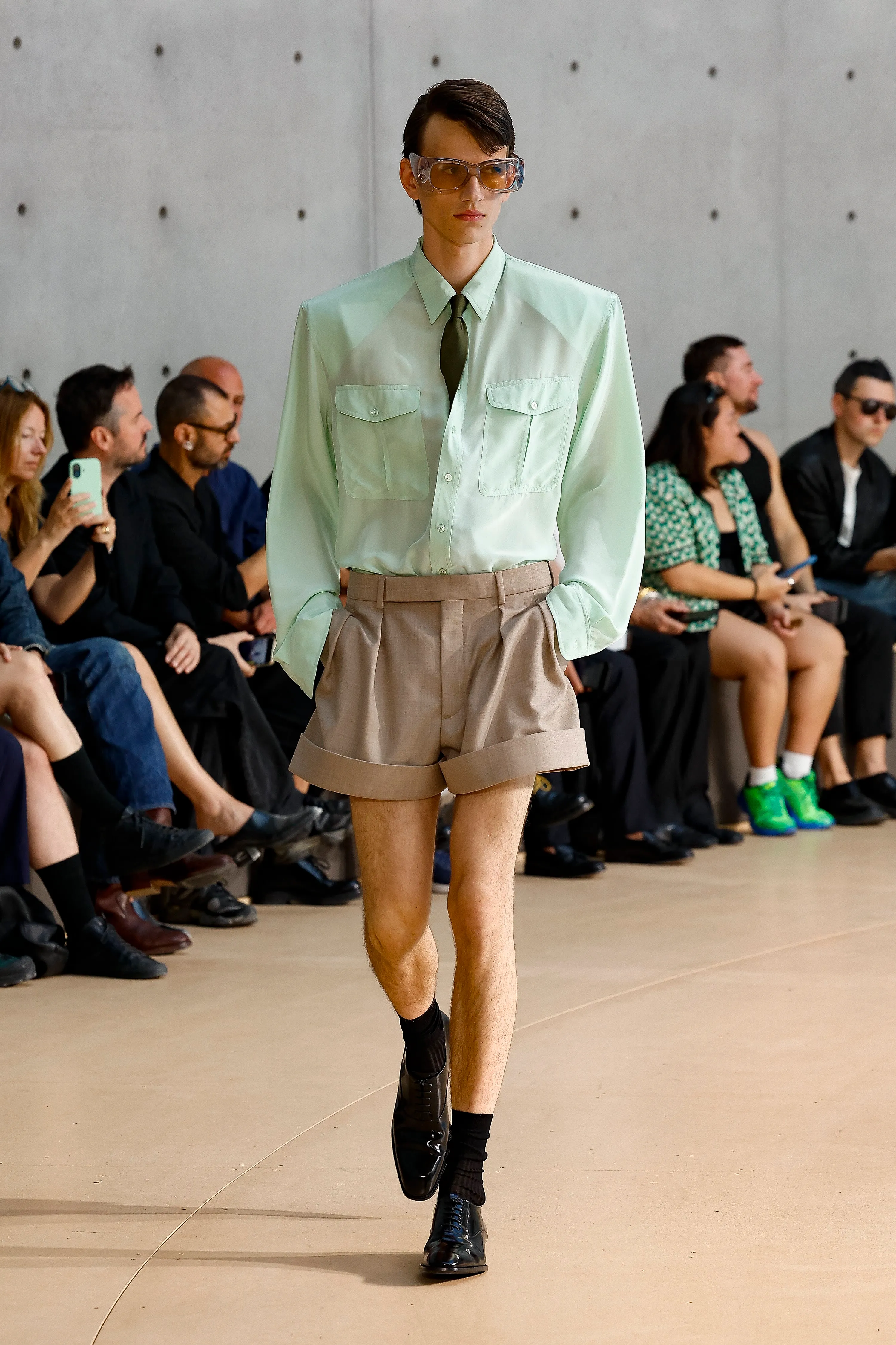 Entre chemise transparente et décolleté plongeant : le virage sexy de la mode masculine - Photo News - Audrey Morard
