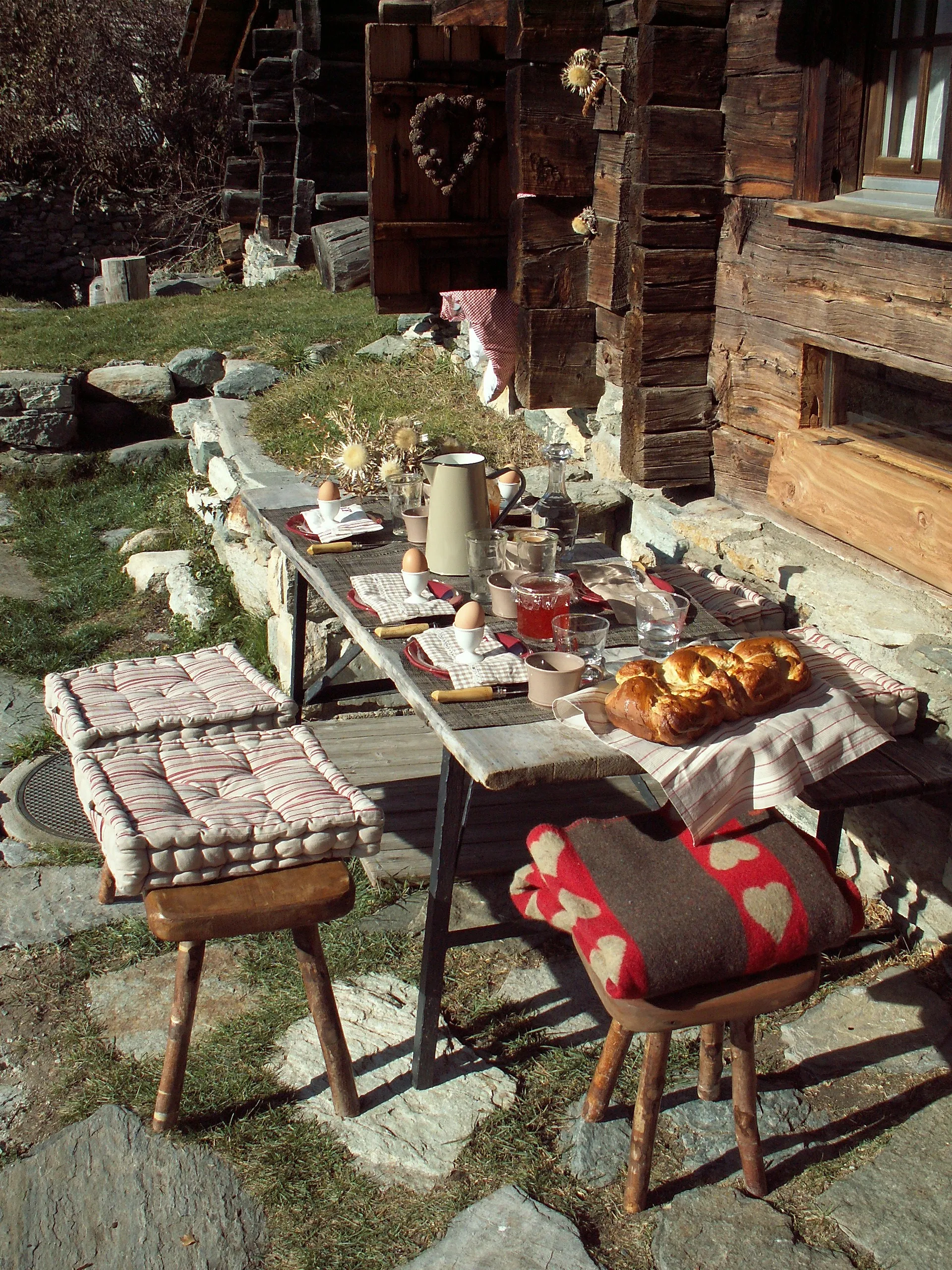 Chalets traditionnels, hôtels historiques et lacs aux teintes magiques : on a trouvé le pays d’Heidi - Marie Honnay