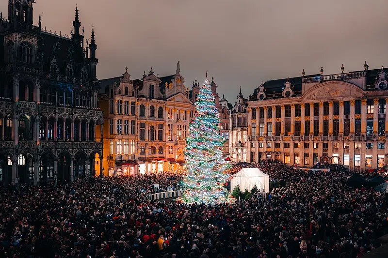 Du catwalk au sapin de Noël de la Grand-Place : les coulisses du sapin le plus mode de l’année signé Jean-Paul Lespagnard - Anissa Hezzaz