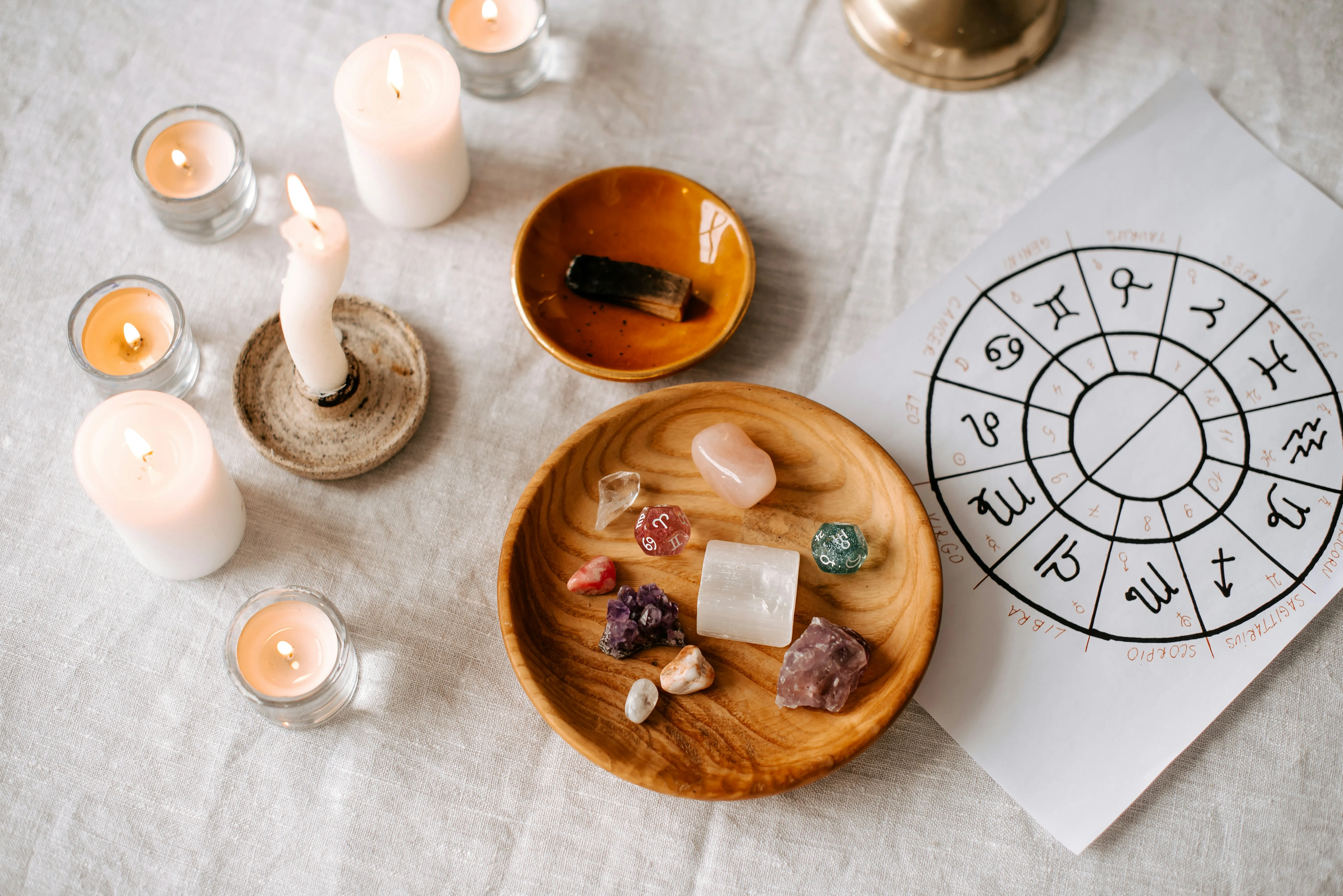 Le business florissant de l’astrologie : comment les étoiles apaisent une génération sous pression - Anissa Hezzaz