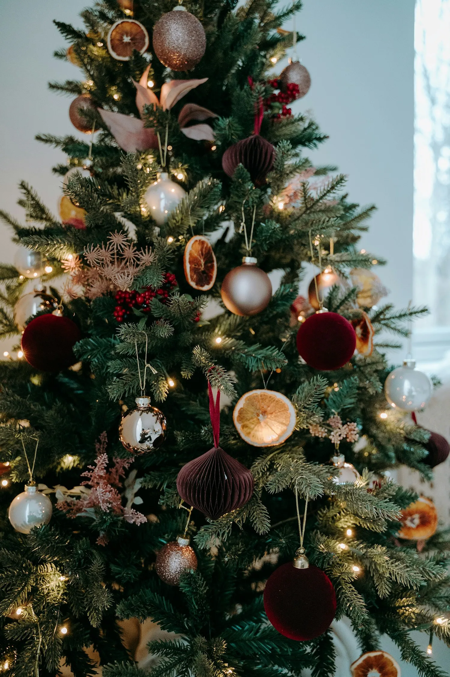 Sapin de Noël : la guirlande est-elle devenue has been ? - Unsplash - Audrey Morard