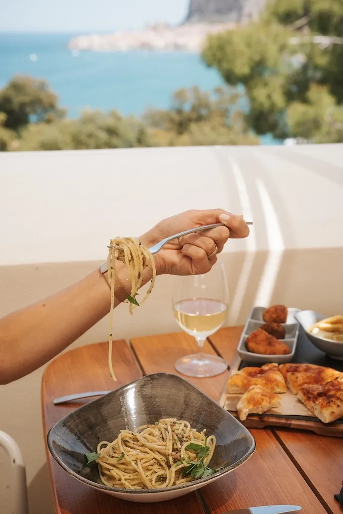 Soleil d’automne (3/6) : Cefalù, la dolce vita comme remède à la grisaille belge - Anissa Hezzaz