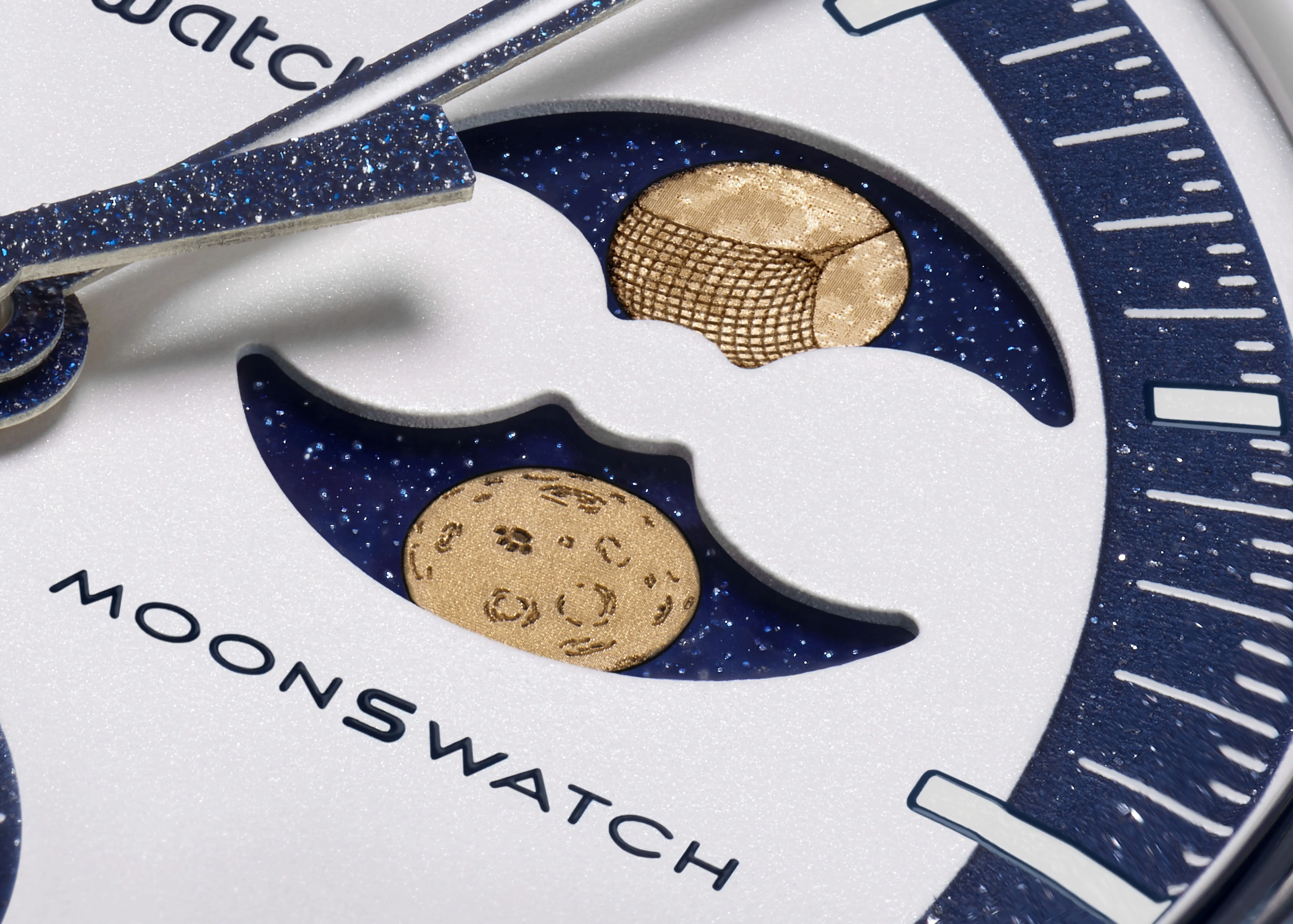 Swatch Bioceramic MoonSwatch Mission to Earthphase – Moonshine Gold : l’icône pop qui illumine la galaxie horlogère - DR