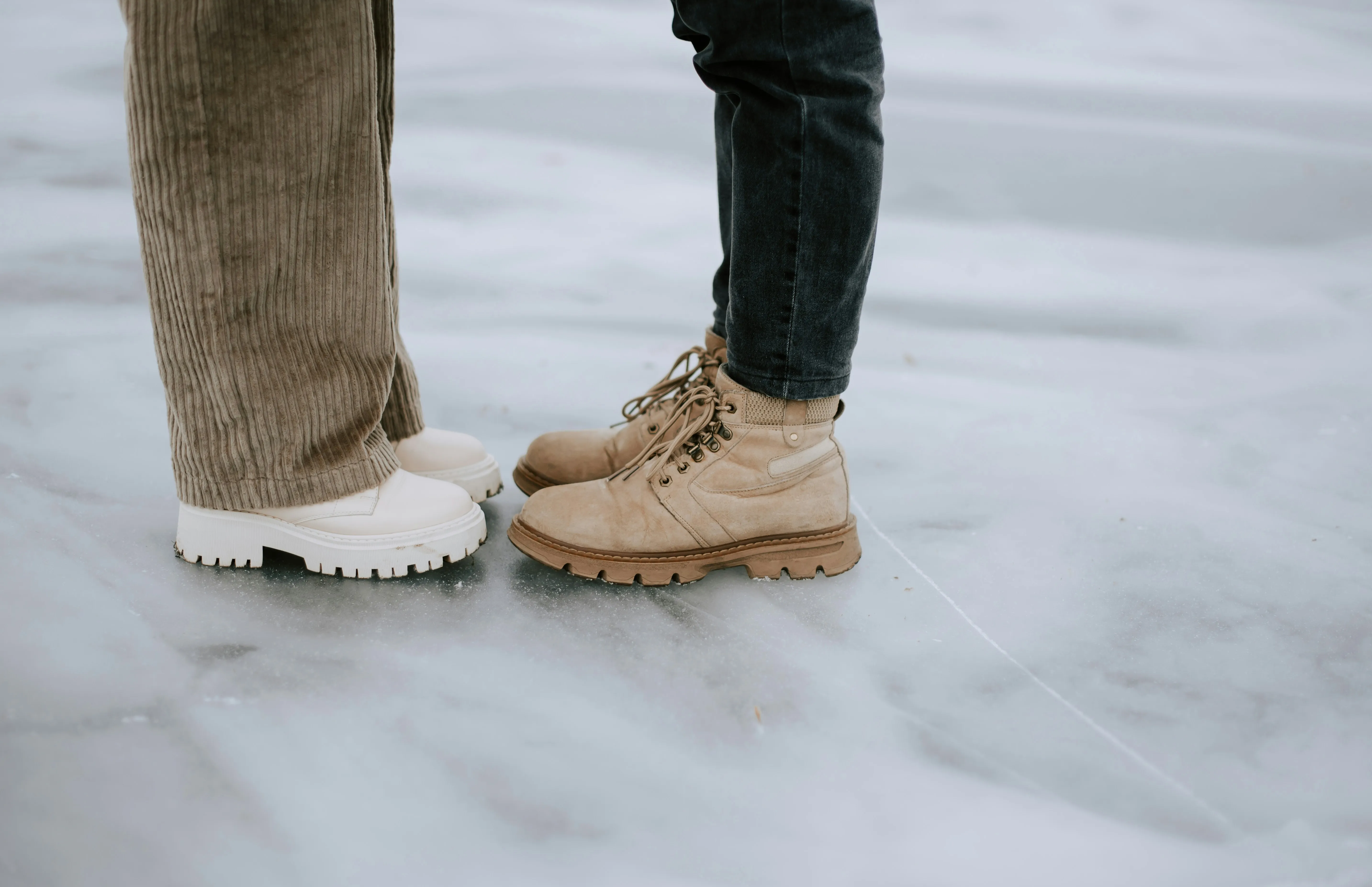 La Belgique sous la neige : quelles chaussures adopter pour rester élégant sans glisser - Unsplash - Audrey Morard