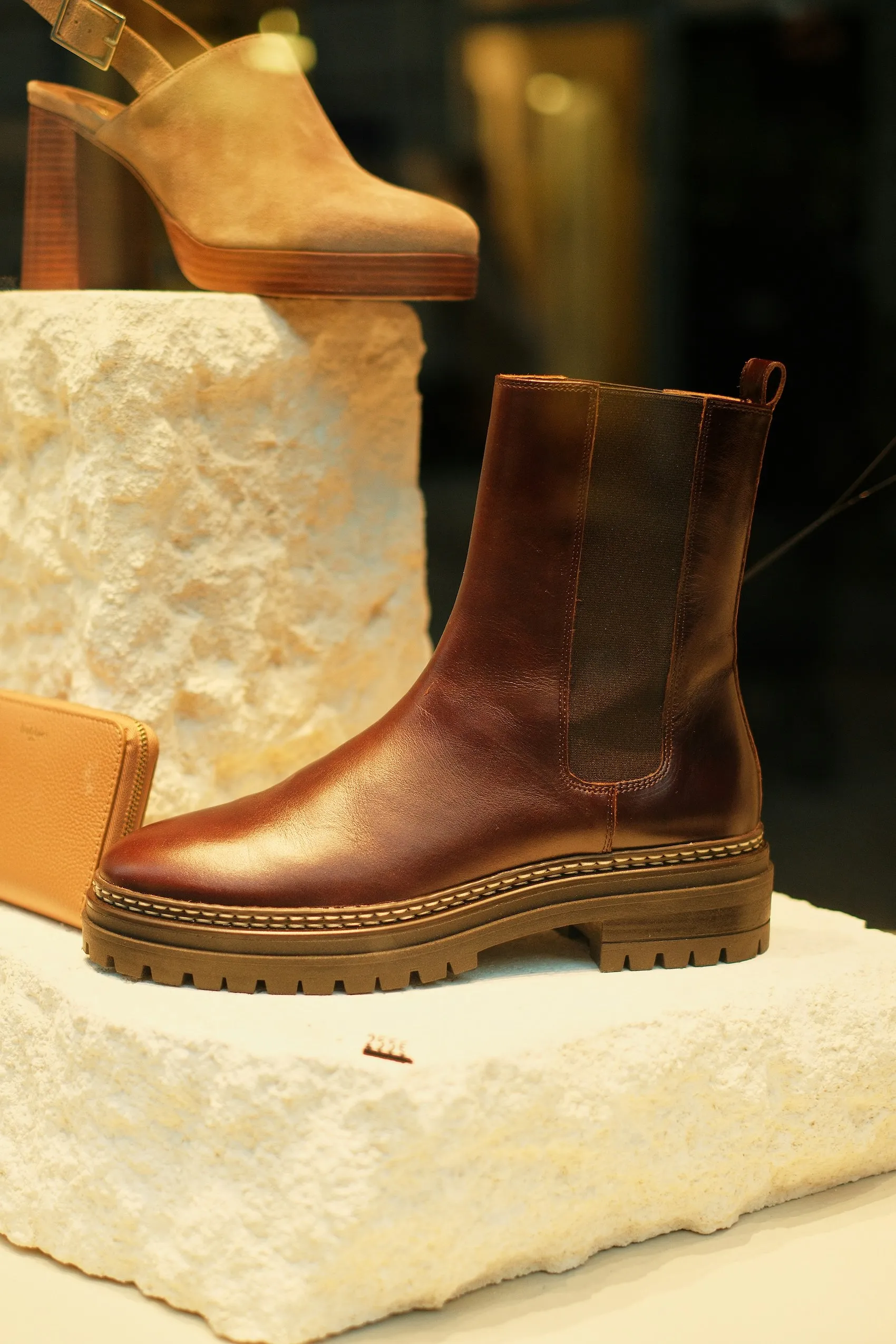 La Belgique sous la neige : quelles chaussures adopter pour rester élégant sans glisser - Unsplash - Audrey Morard