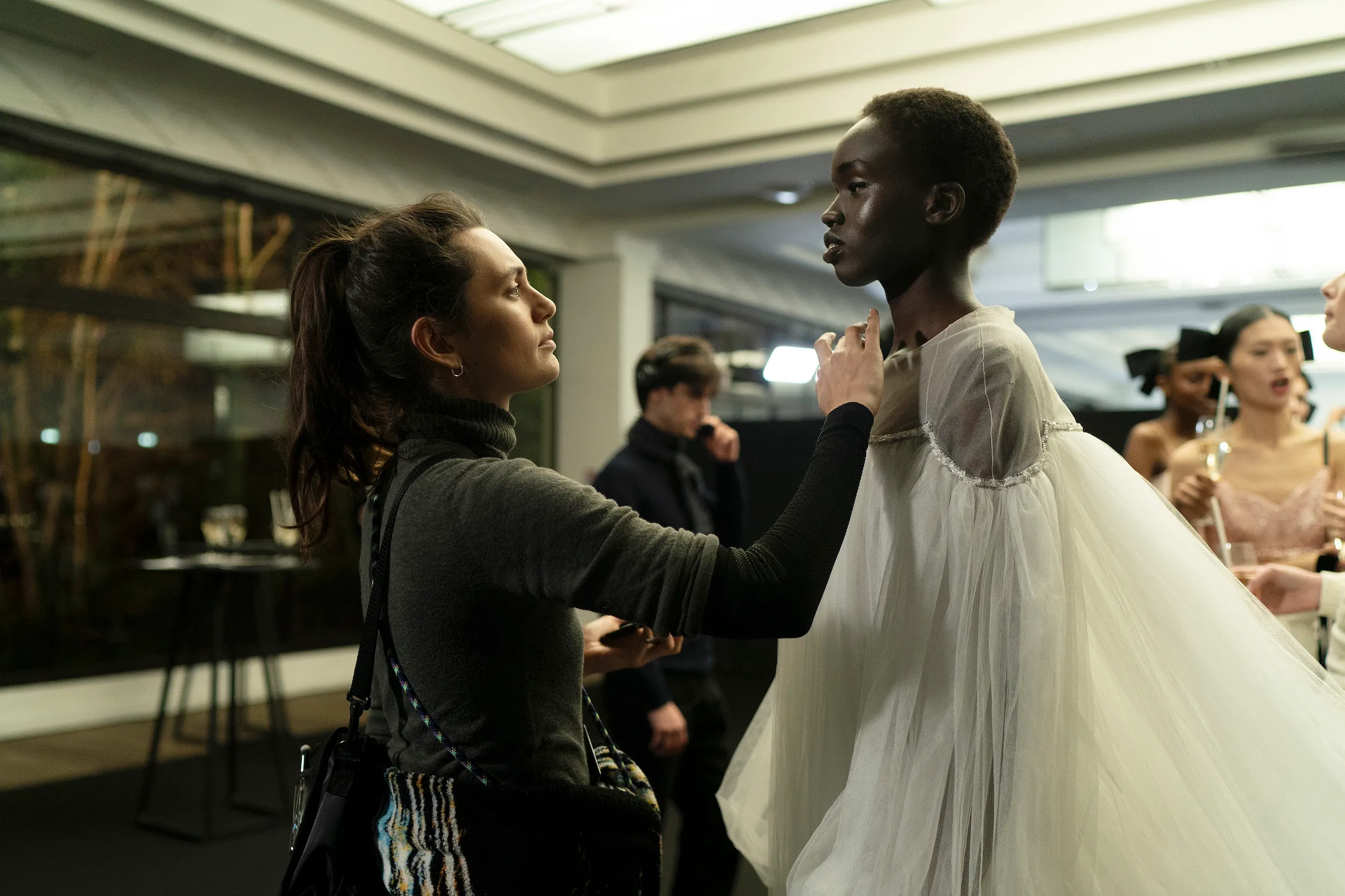 Ce film avec Angelina Jolie nous plonge pour la première fois dans les ateliers Chanel - Carole Bethuel - Audrey Morard