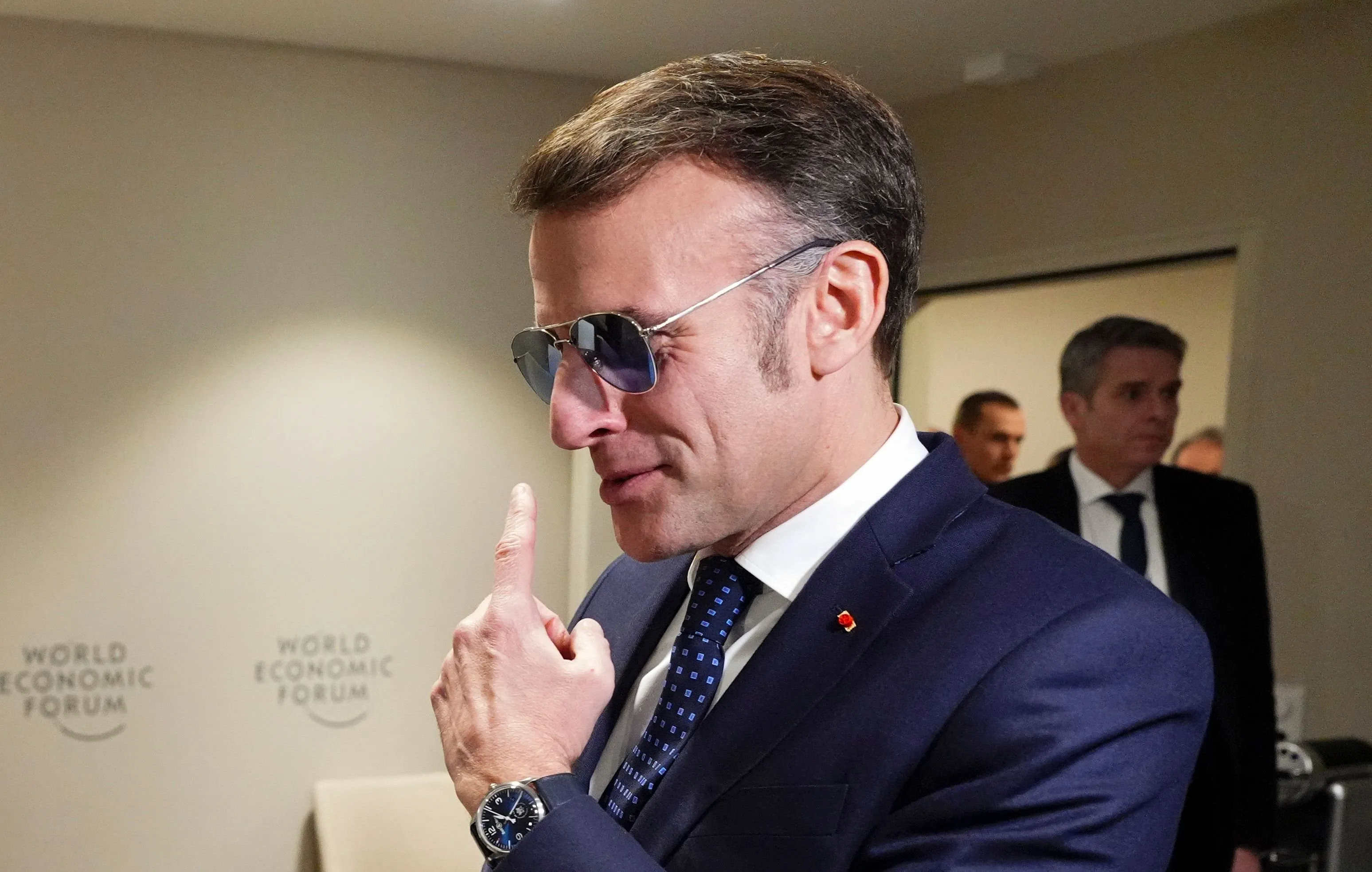 Moquées ou admirées : pourquoi les lunettes de soleil d’Emmanuel Macron ont attiré l’attention à Davos - Photo News - Audrey Morard