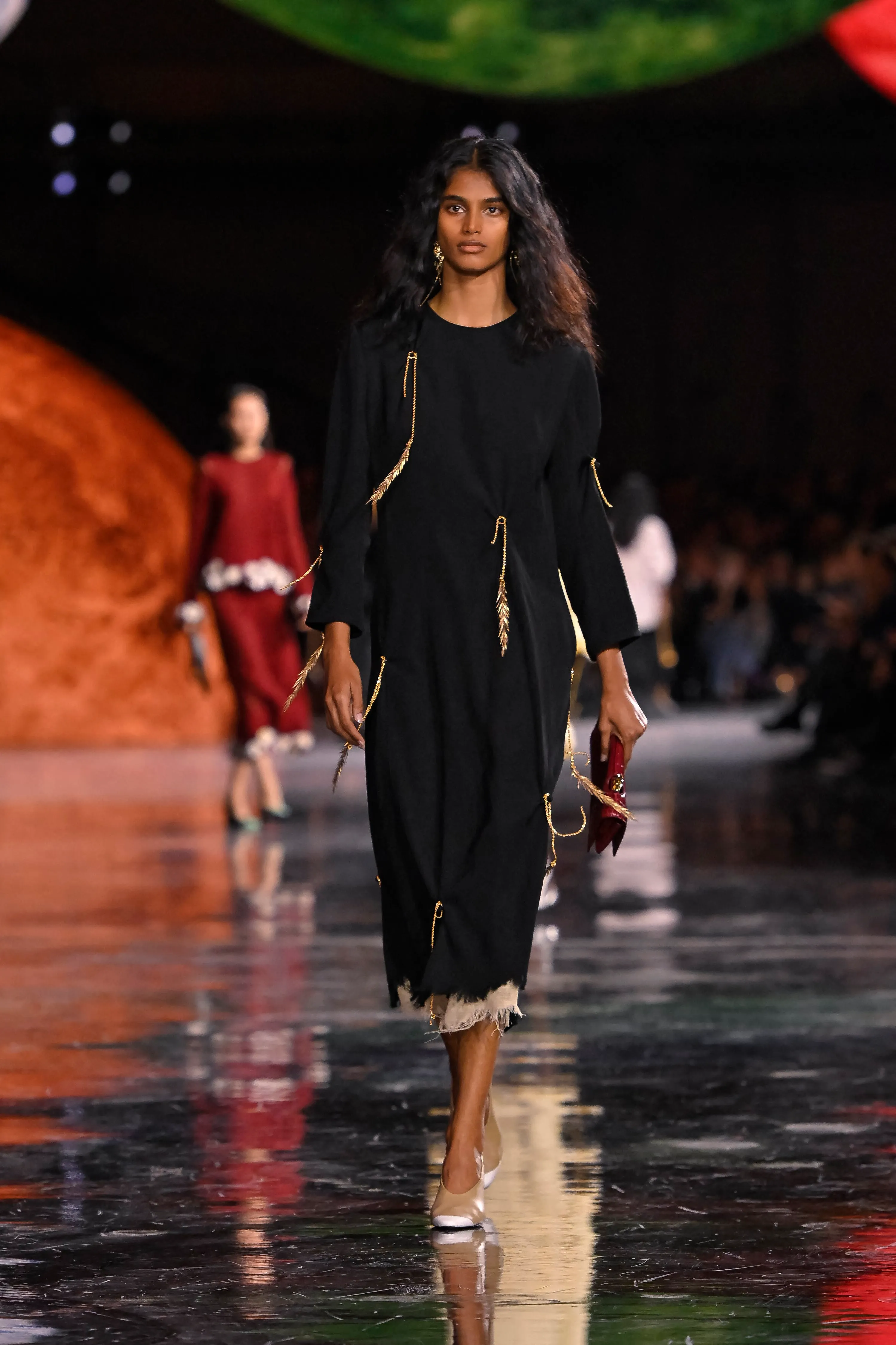 Du métro aux podiums parisiens : qui est Bhavitha Mandava, la révélation de la Fashion Week ? - Photo News - Audrey Morard