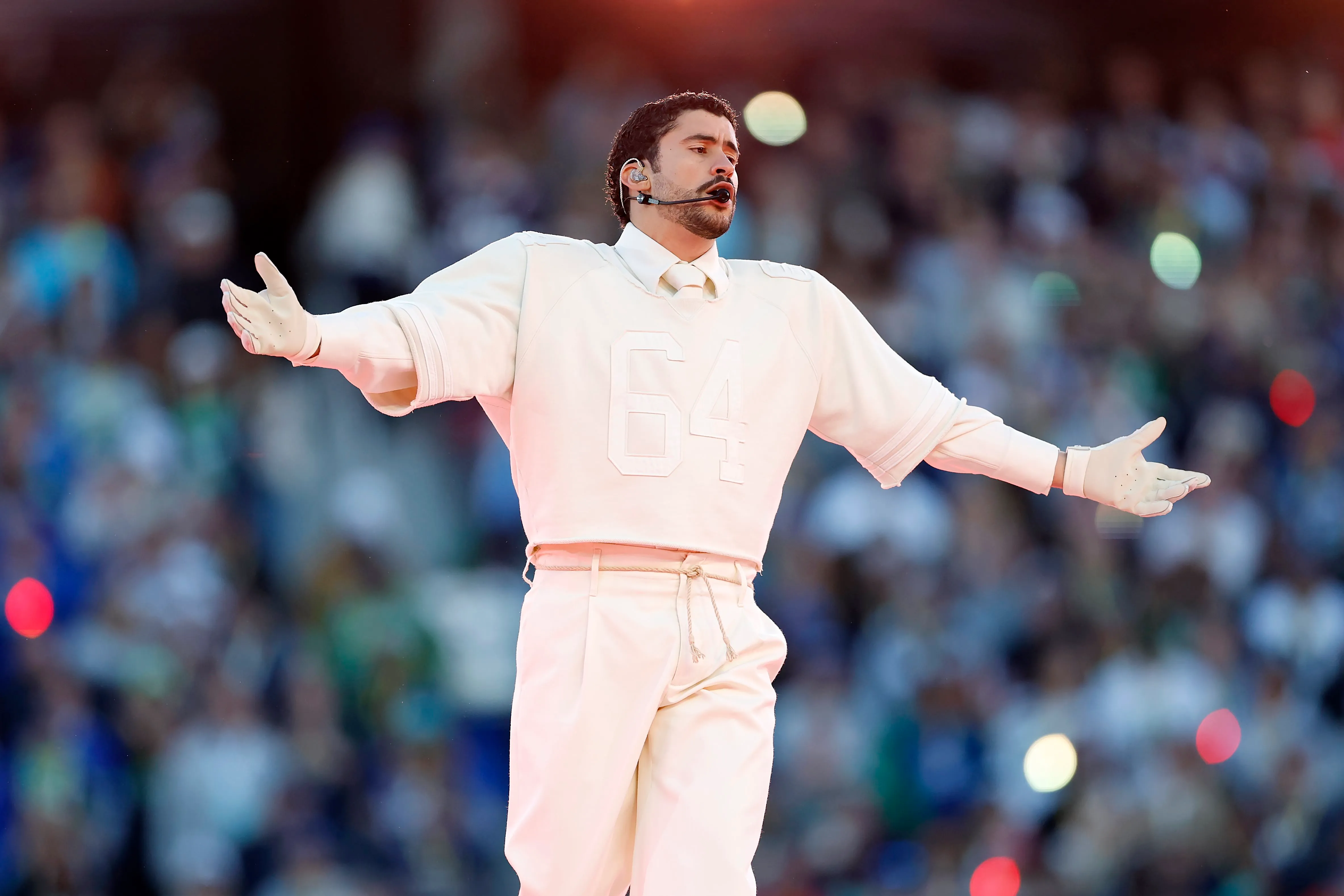Super Bowl 2026 : Bad Bunny signe une élégance inattendue en Zara - Photo News - Audrey Morard