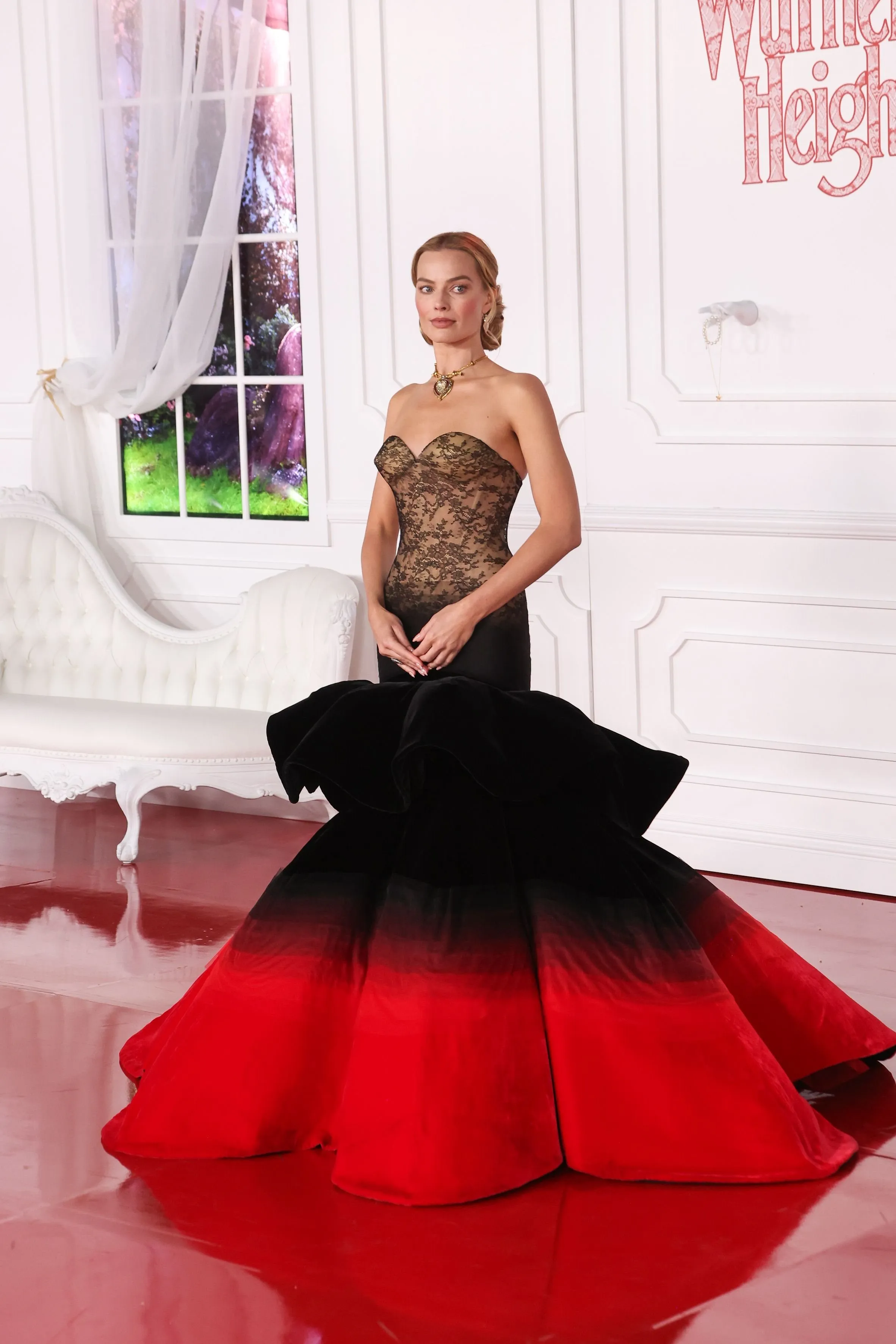 « Les Hauts de Hurlevent » : quand Margot Robbie transforme le tapis rouge en défilé de mode - Photo News - Sigrid Descamps - Journaliste