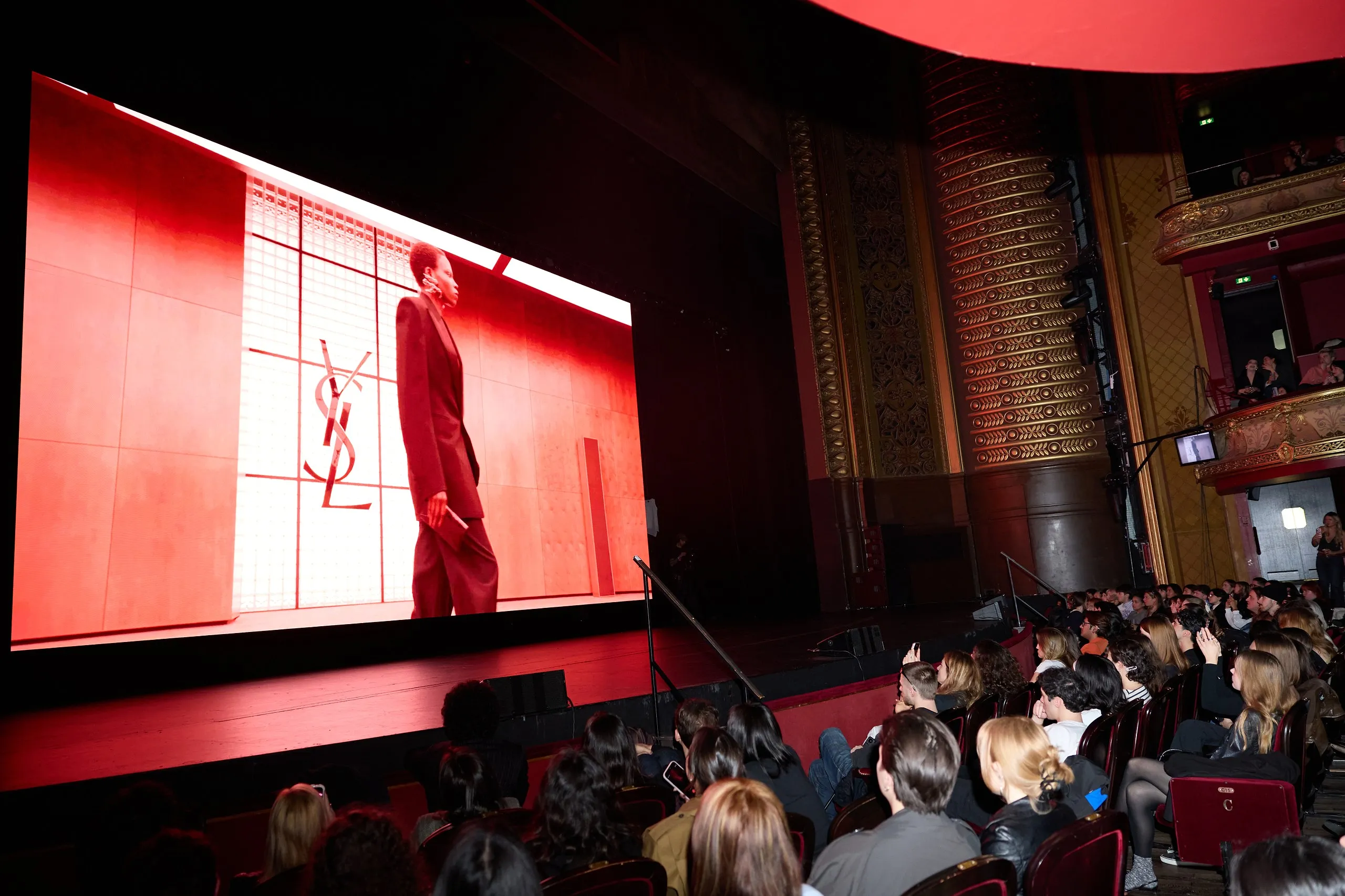 Fashion Week : on a participé à une Watch Party, le rendez-vous gratuit pour les modeux - Diora Muslimova - Cora Delacroix