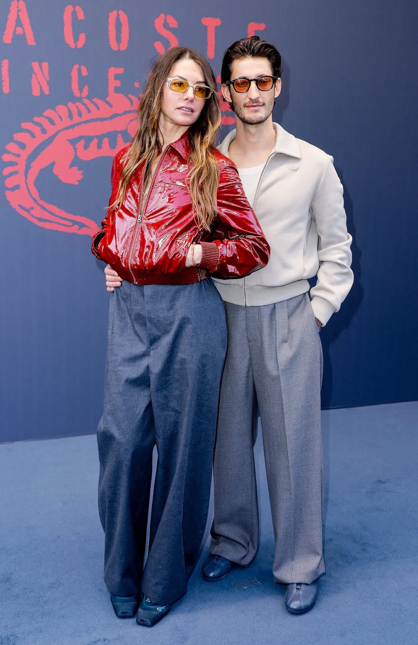 Pantalon de costume et bomber en cuir rouge : Pierre Niney et Natasha Andrews font sensation à la Fashion Week de Paris - Photo News. - Audrey Morard