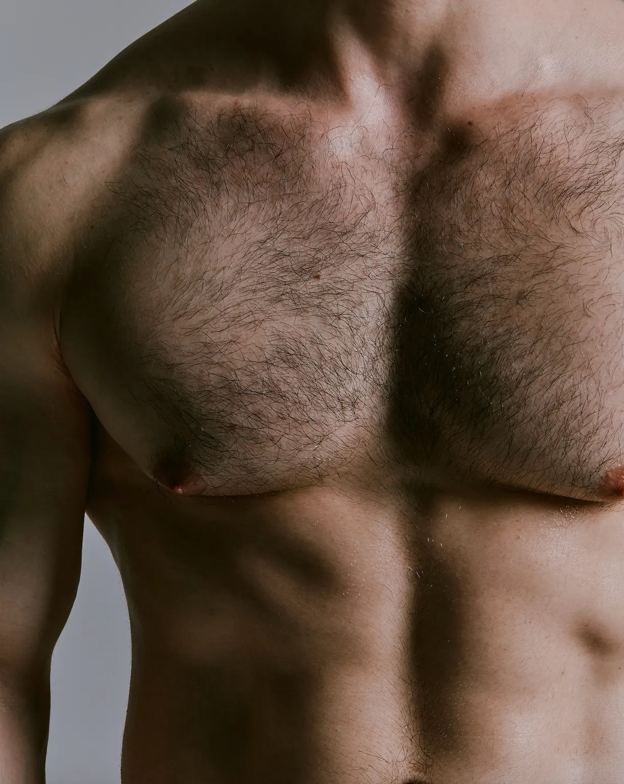Un nouveau label belge brise le tabou des « man boobs » - FOUR TIMES ONE - Camille Vernin