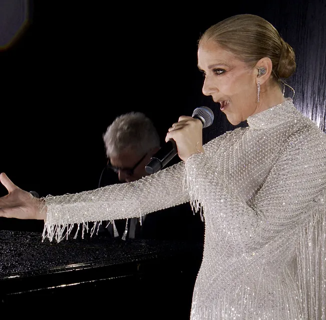 Céline Dion sur scène : retour sur ses looks de tournée iconiques - Belga - Charlotte Vanbever